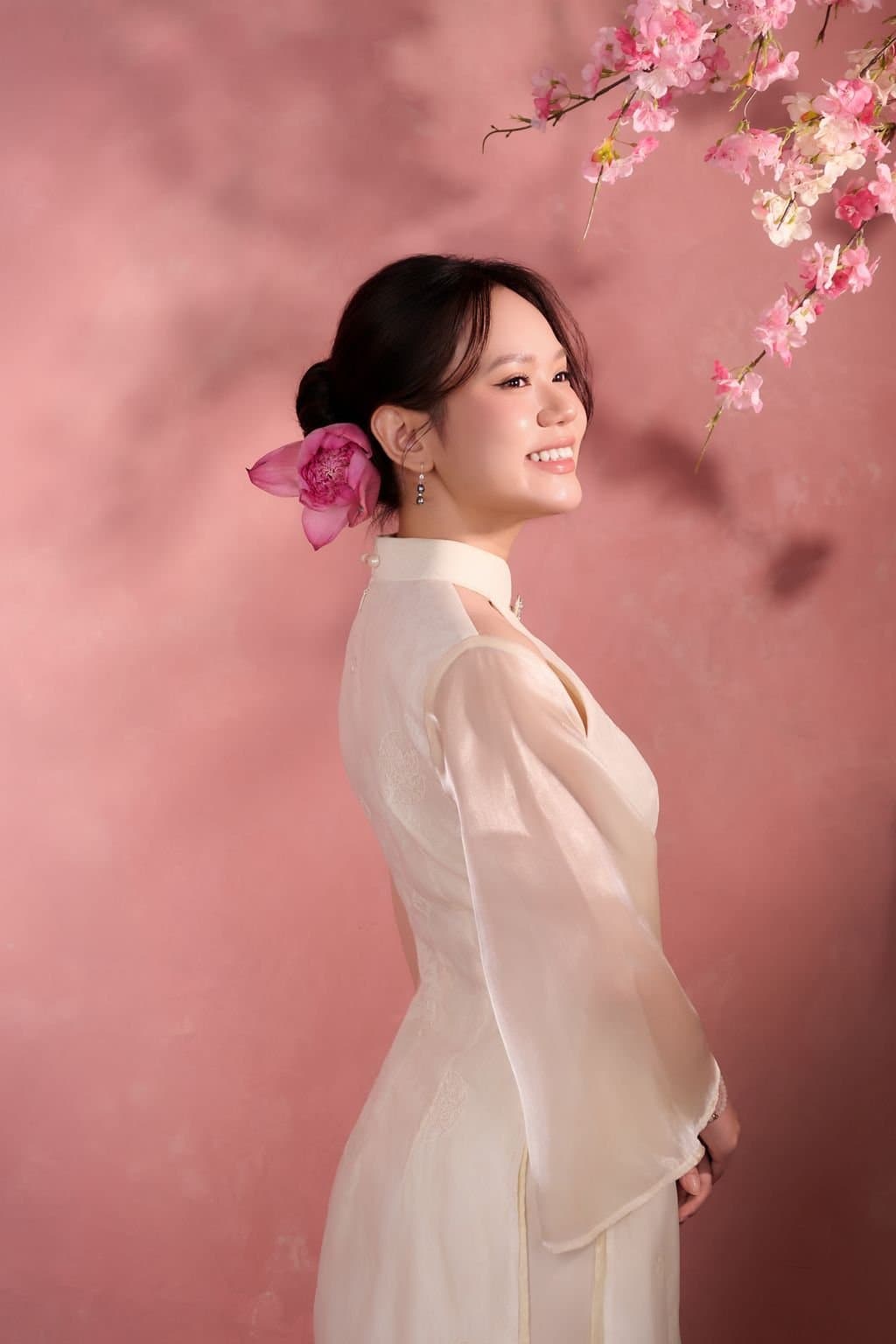 Sợi Ngọc Qua Nhiều Tuổi Đời