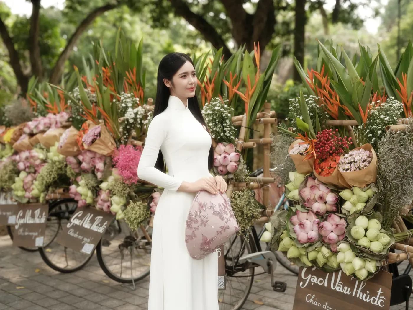Chụp ảnh áo dài trắng cạnh xe hoa trên phố Hà Nội mùa thu
