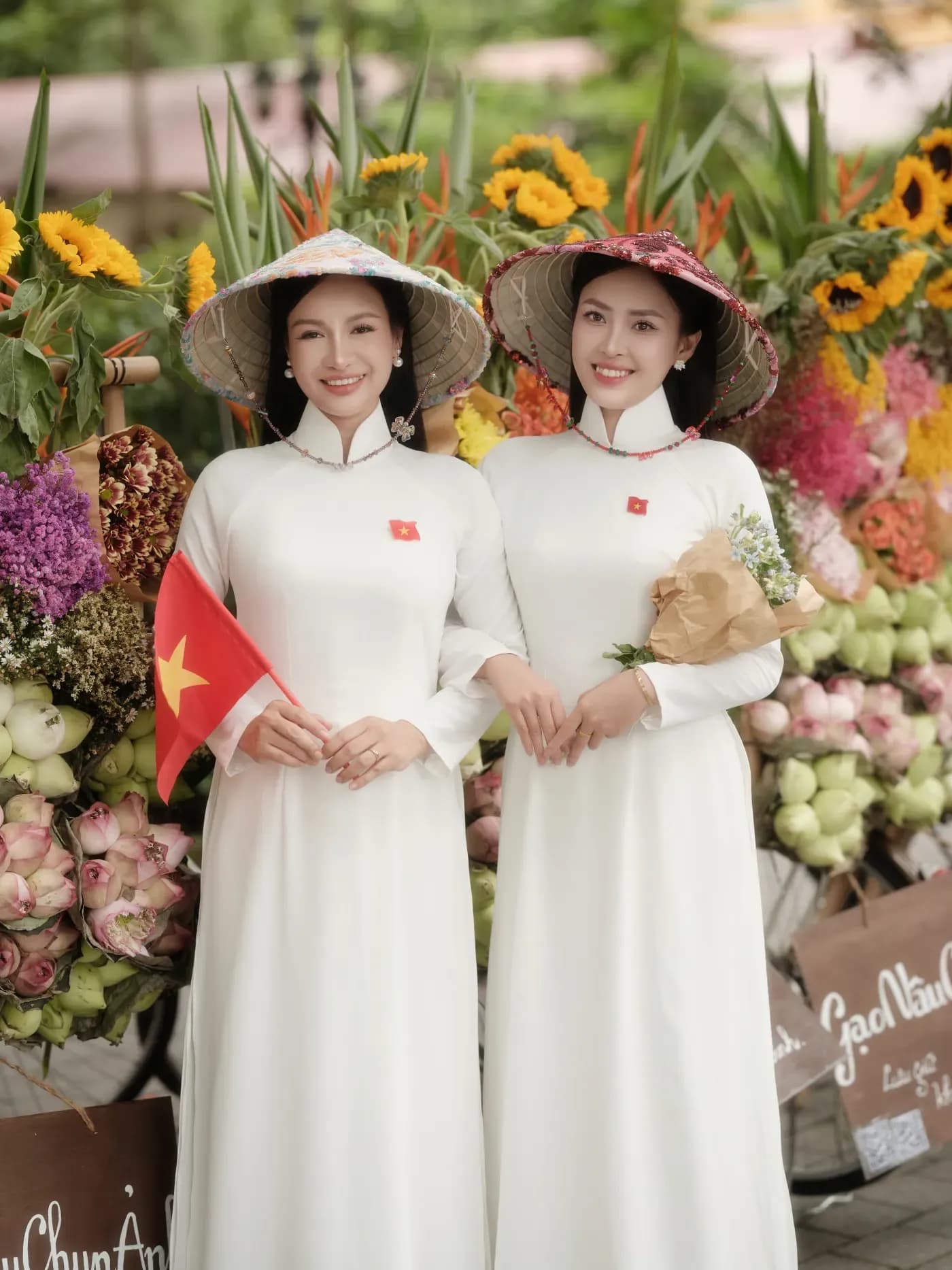 Hai cô gái áo dài trắng chụp ảnh cùng xe hoa mùa thu Hà Nội