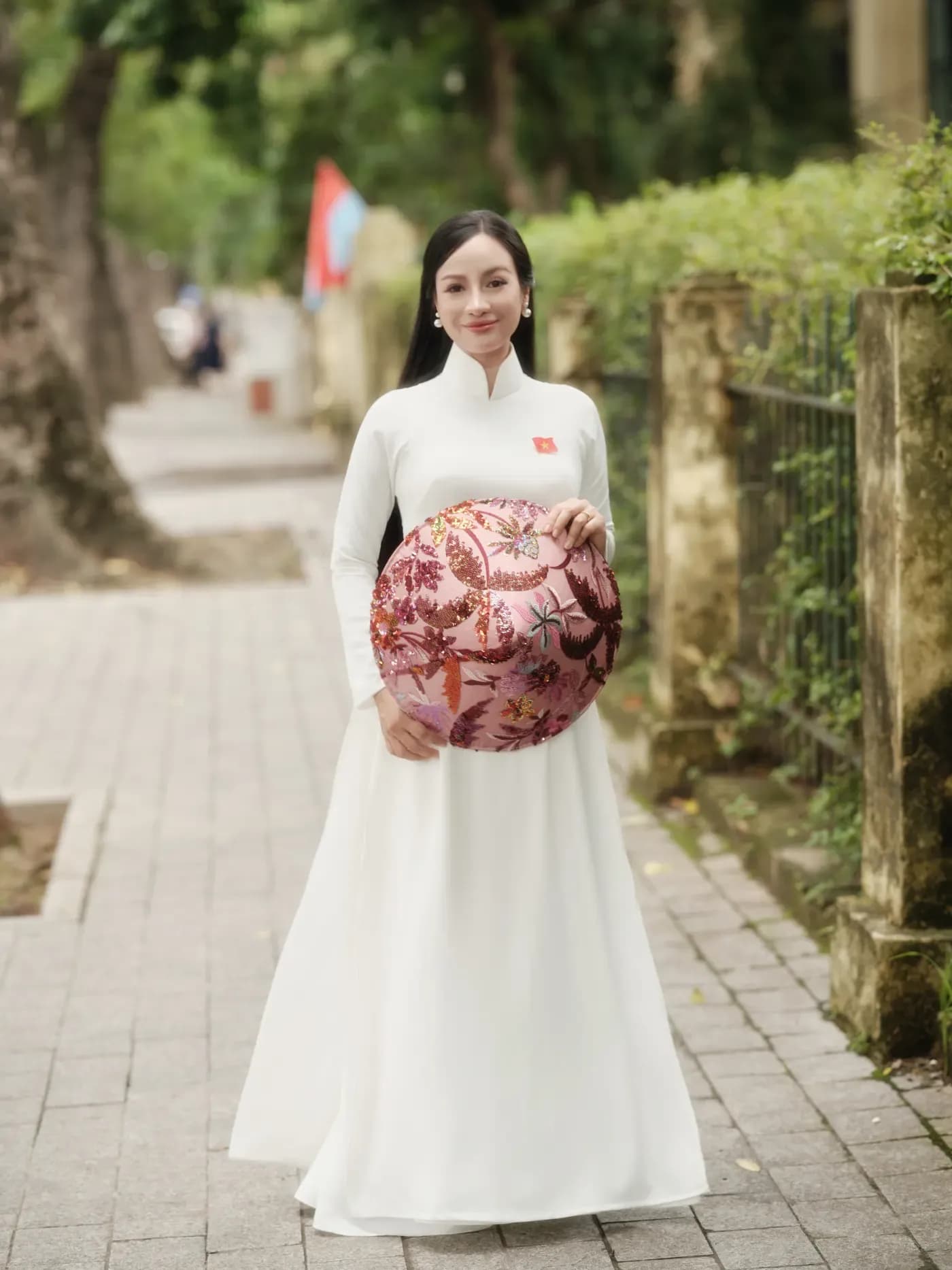 Mặc gì khi chụp ảnh mùa thu Hà Nội: áo dài, váy trắng, blazer hay khăn lụa?