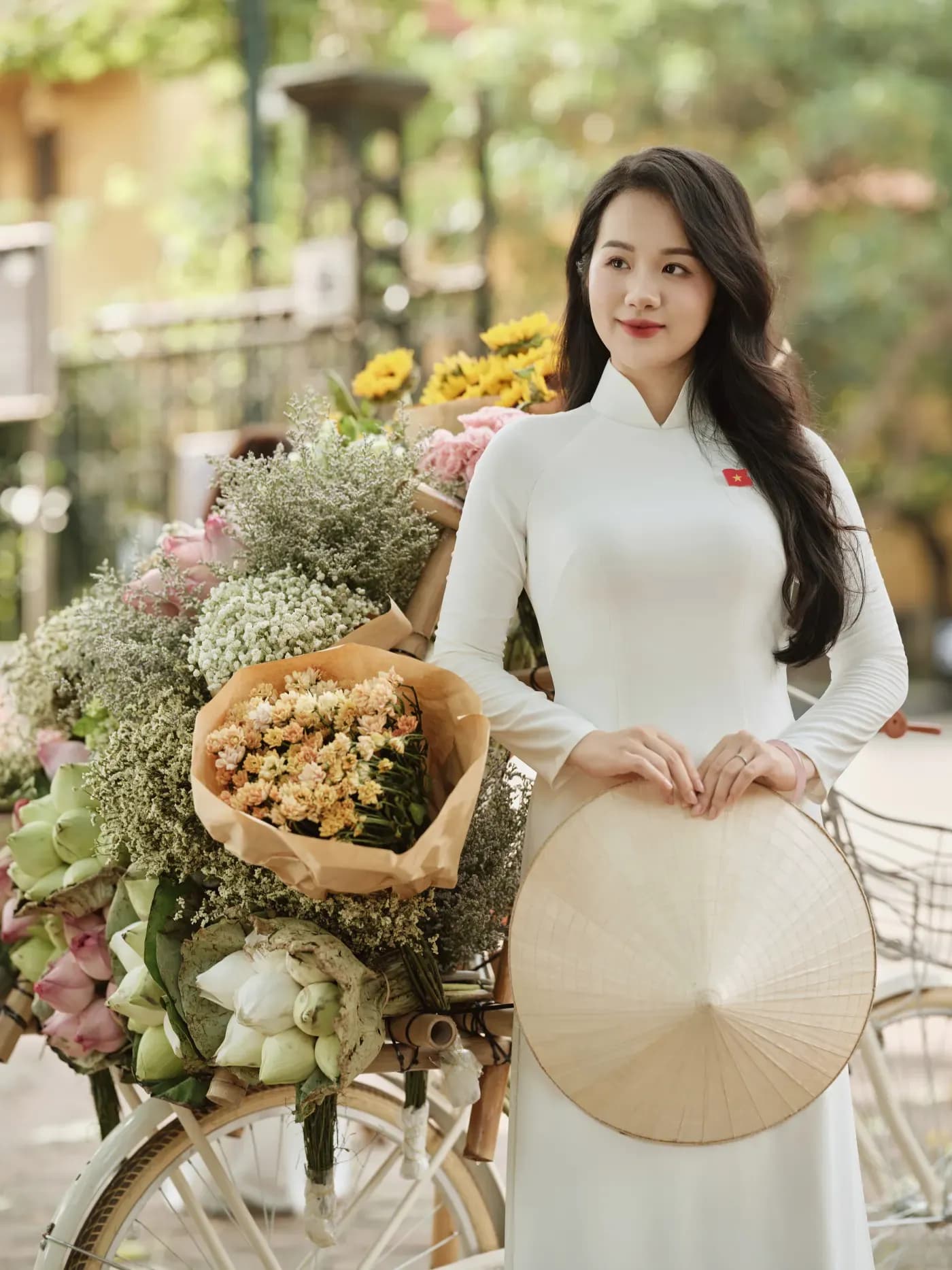 Áo dài trắng phối nón lá khi chụp ảnh mùa thu Hà Nội