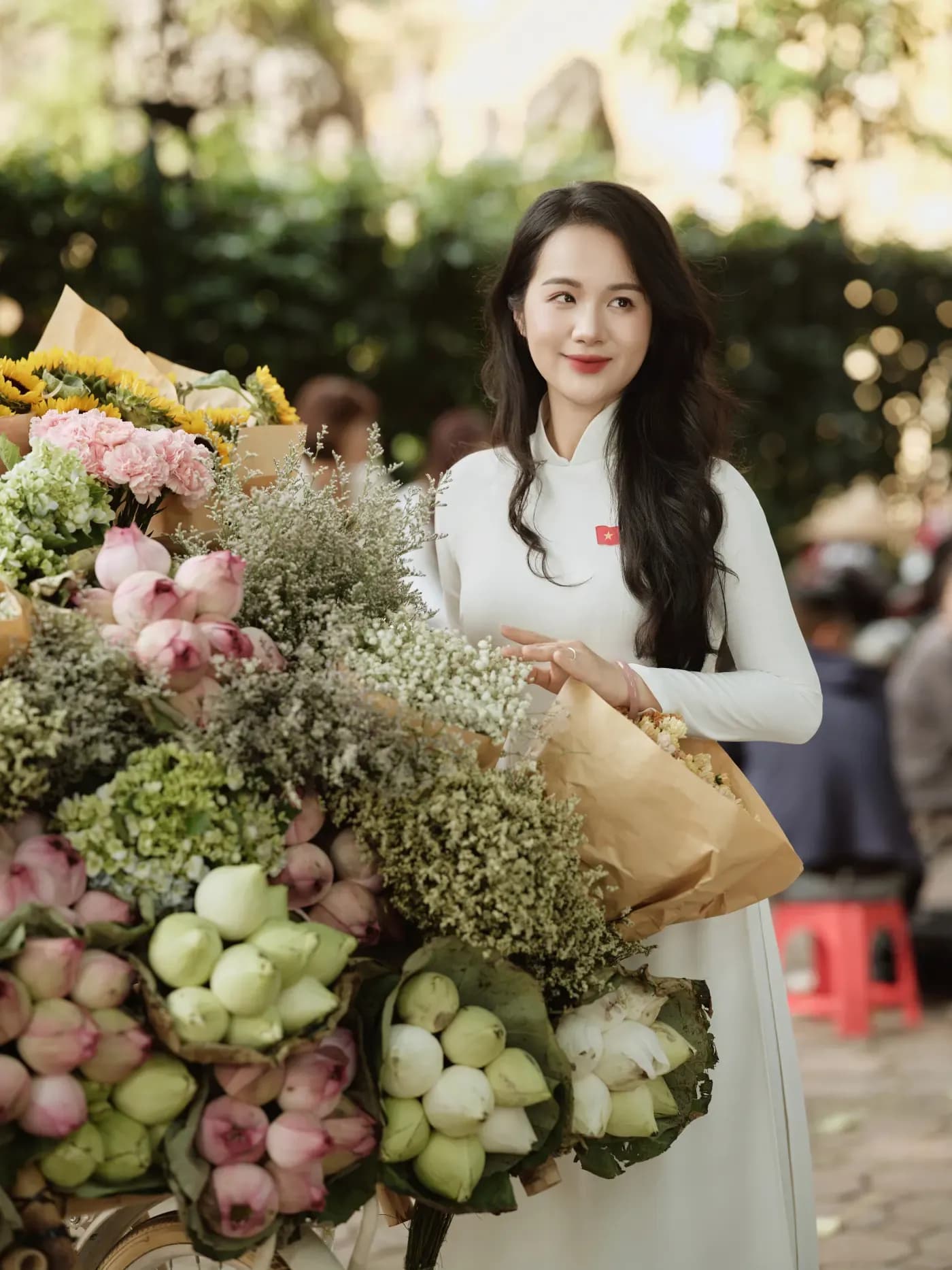 Outfit áo dài trắng bên xe hoa phù hợp chụp ảnh mùa thu Hà Nội