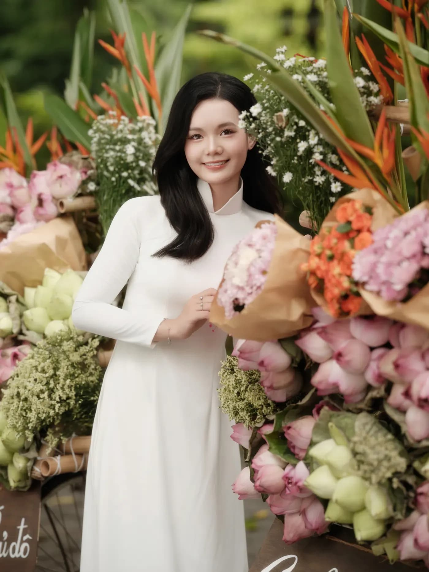 Áo dài trắng cầm hoa khi chụp ảnh nàng thơ mùa thu
