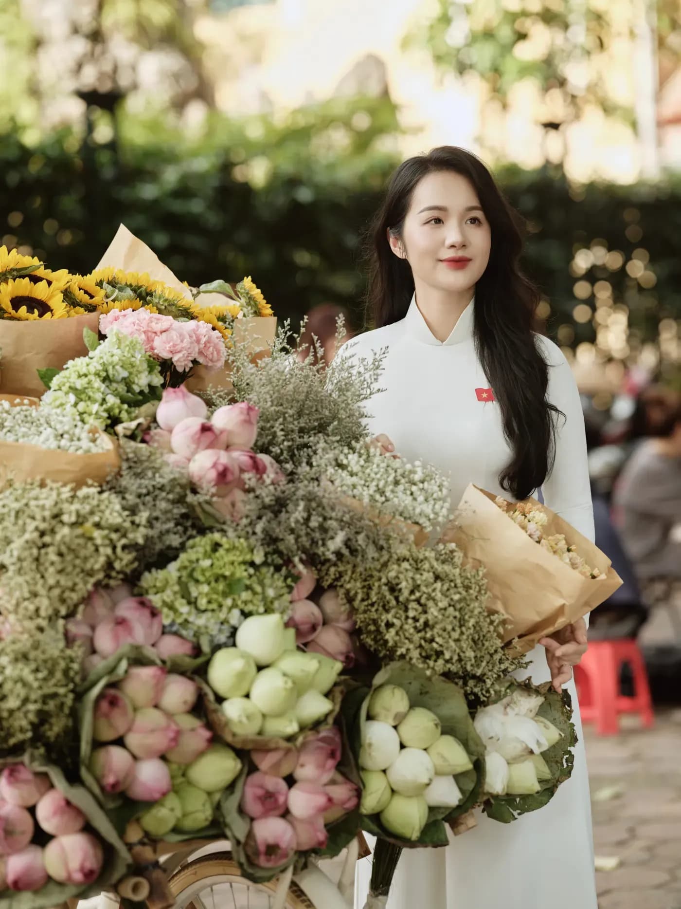 Áo dài trắng và nón lá cạnh xe hoa nhiều màu ở Hà Nội