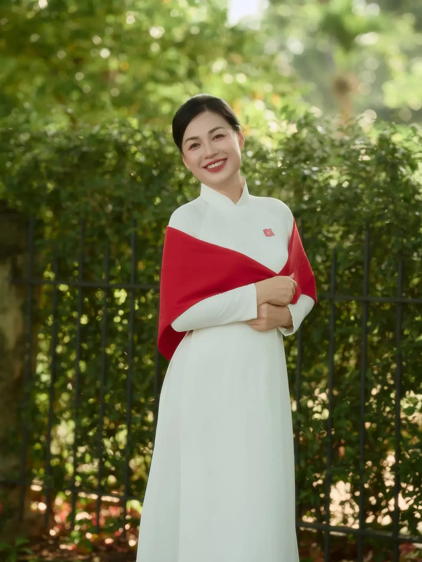 Áo dài trắng phối khăn đỏ cho ảnh mùa thu Hà Nội