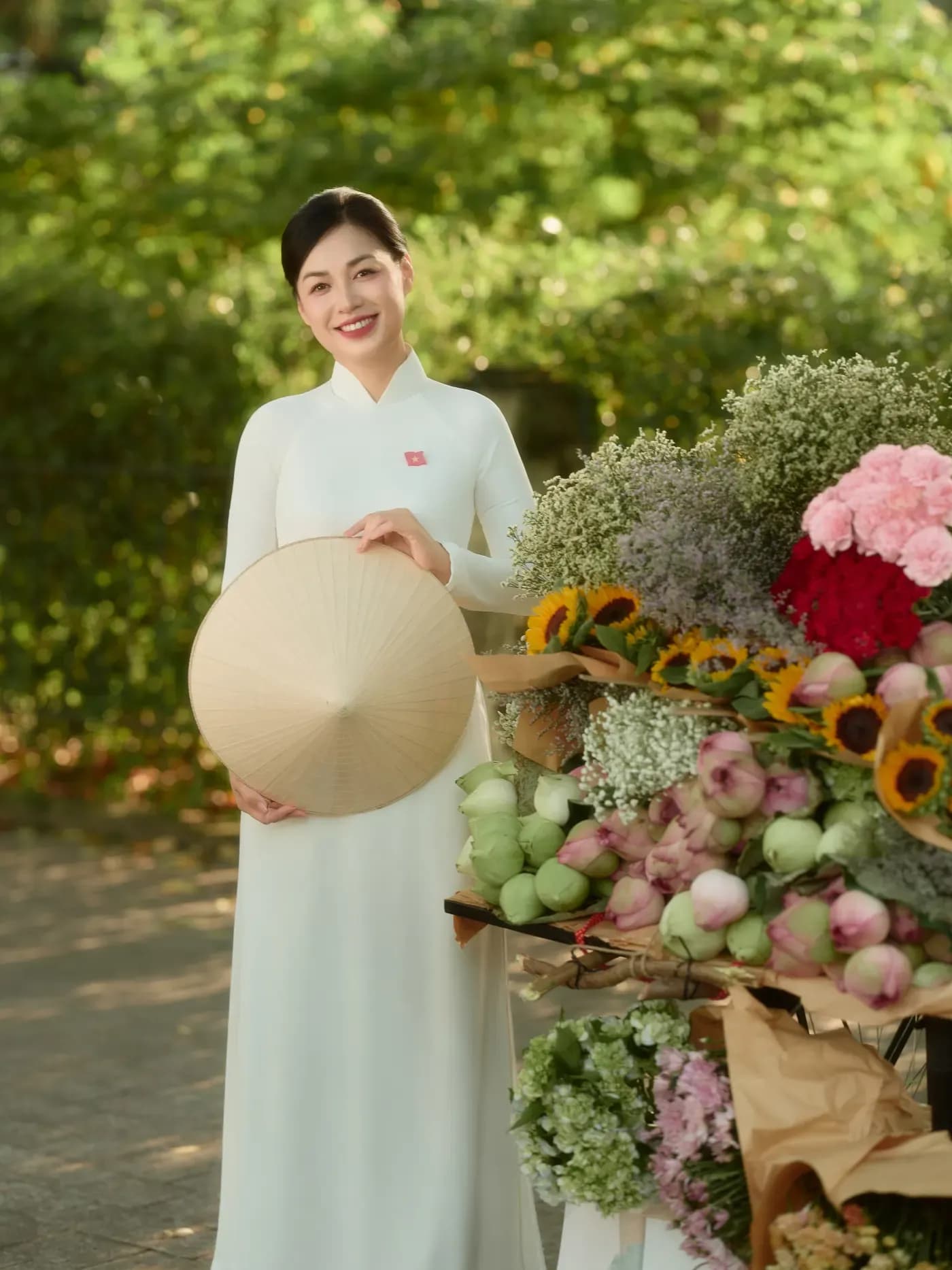 Chụp ảnh nàng thơ mùa thu Hà Nội với áo dài trắng và xe hoa