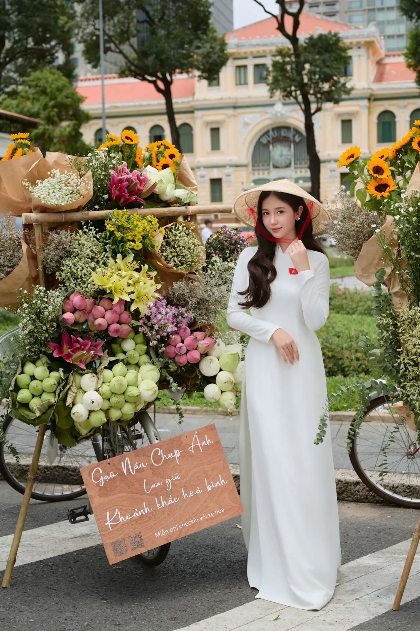 Ảnh áo dài mùa thu Hà Nội bên xe hoa hướng dương và hoa nhiều màu
