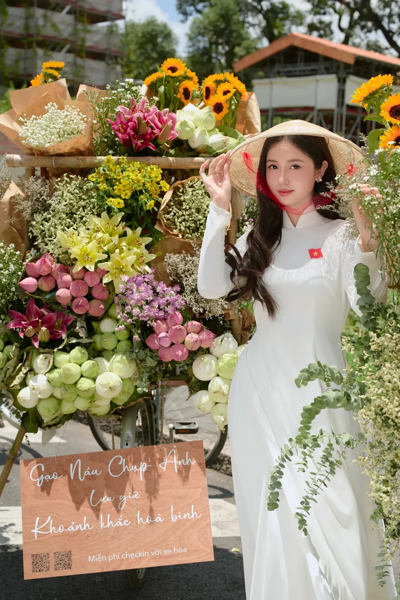 Chụp ảnh áo dài trắng ở Hà Nội cạnh xe hoa trên phố