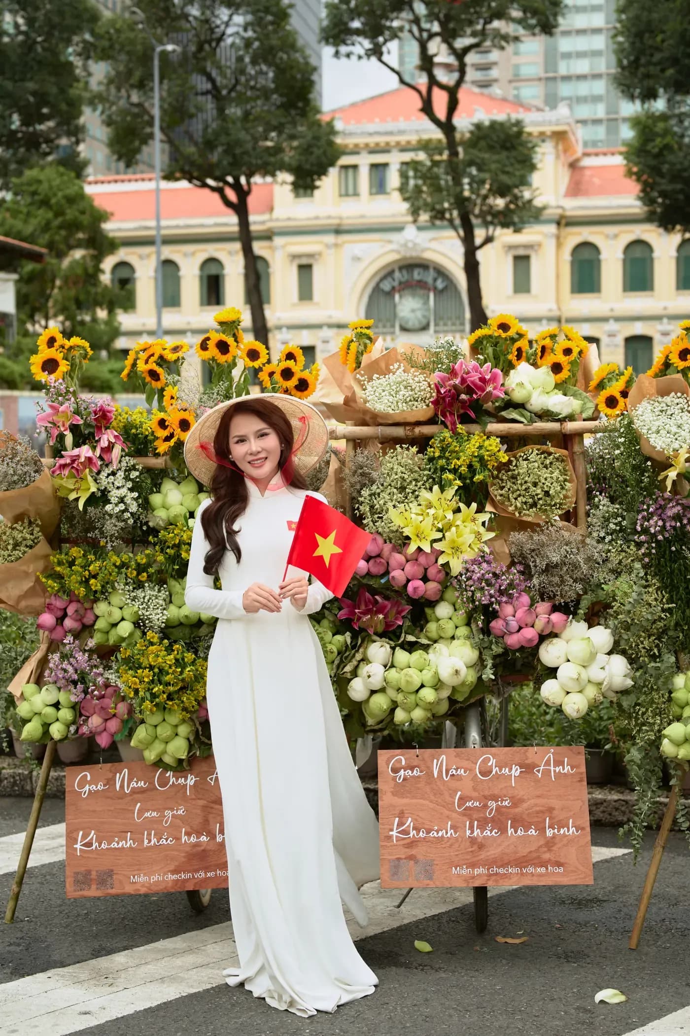 Nữ sinh áo dài trắng chụp ảnh cùng xe hoa mùa thu Hà Nội
