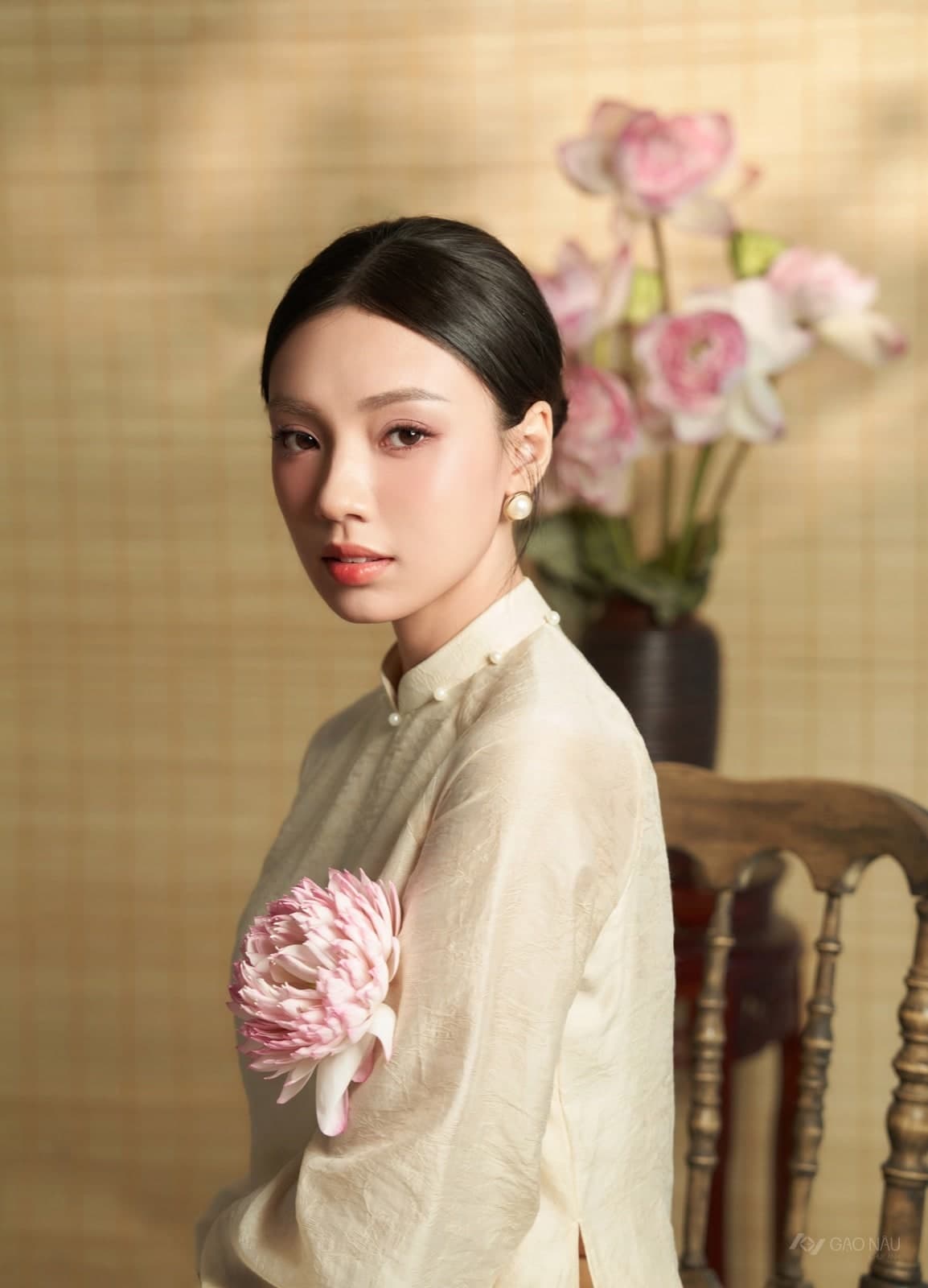 Chụp ảnh áo dài bên sen tại Gạo Nâu — concept Áo dài Gạo và Sen