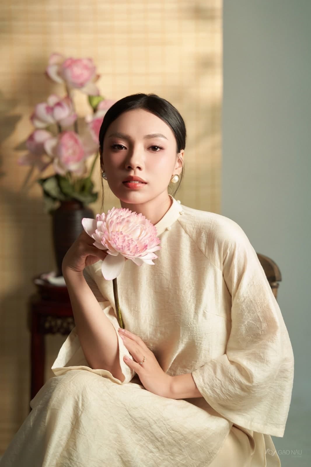 Ảnh sen áo dài truyền thống tông sáng — chụp ảnh sen Gạo Nâu