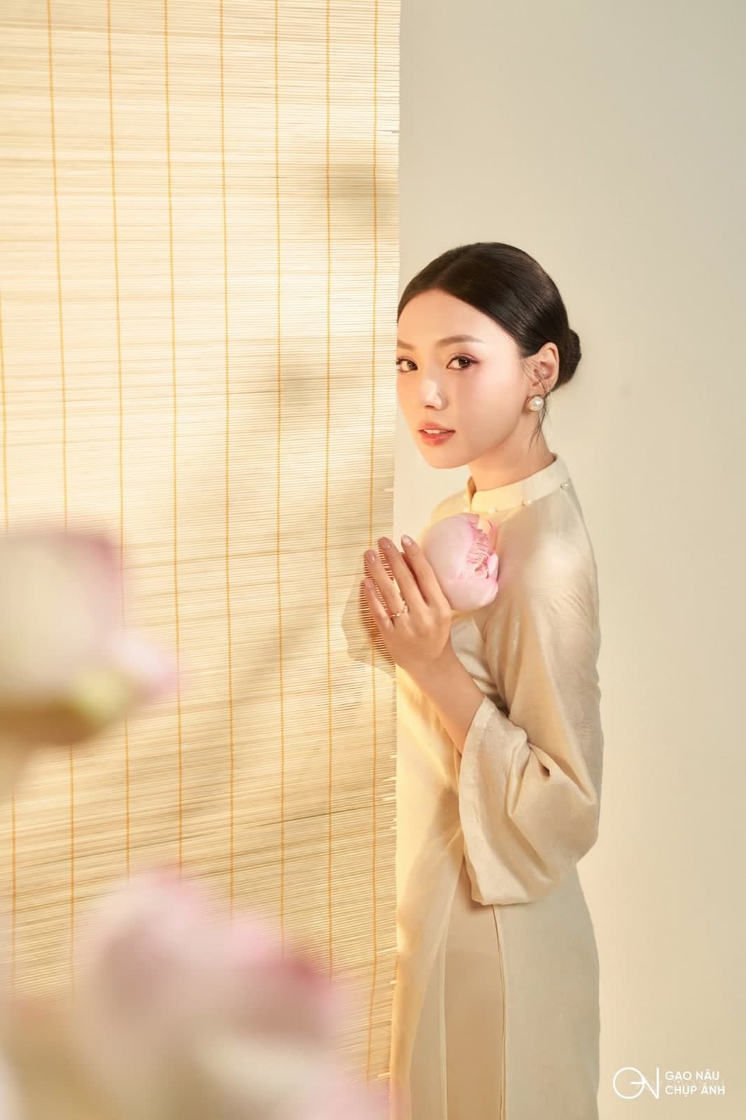 Bộ ảnh sen áo dài Gạo Nâu — giữ nét tự nhiên, dịu dàng