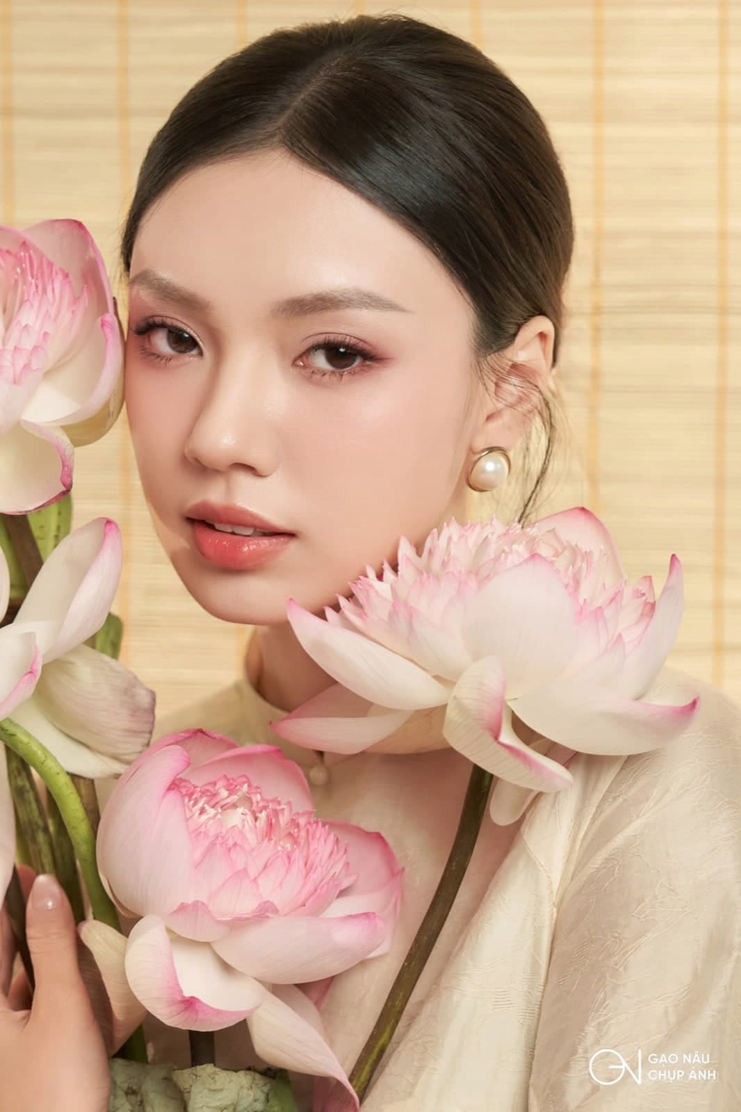 Concept Áo dài Gạo và Sen — chụp ảnh sen tại studio Gạo Nâu