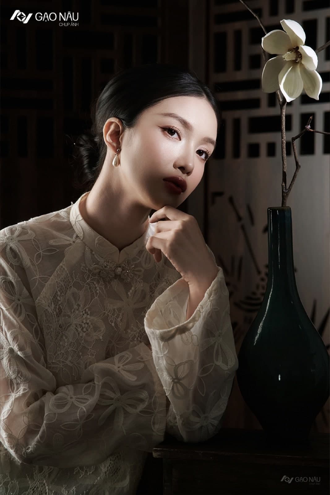 Việt kiều mặc áo dài chụp ảnh về quê — gìn giữ văn hoá Việt cho thế hệ sau