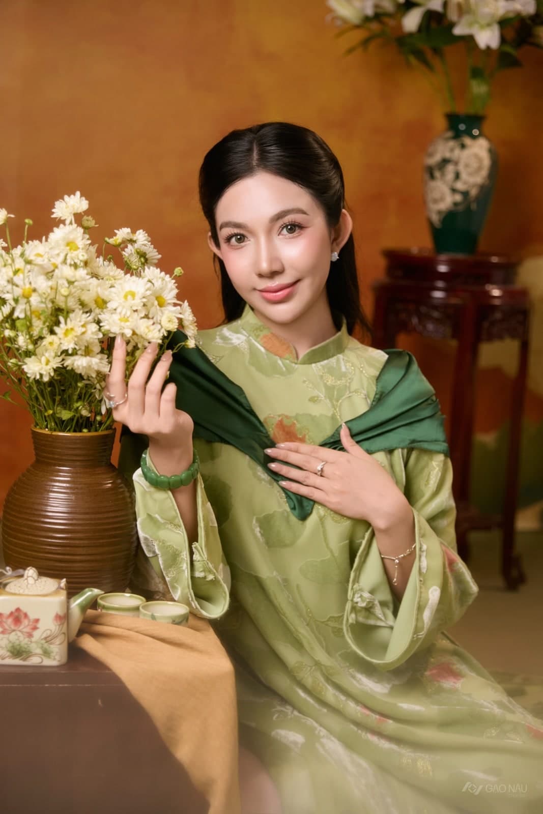 Áo dài Tết Hoàng Kim Mi & Kim Yên — vàng kim Tết đa sắc