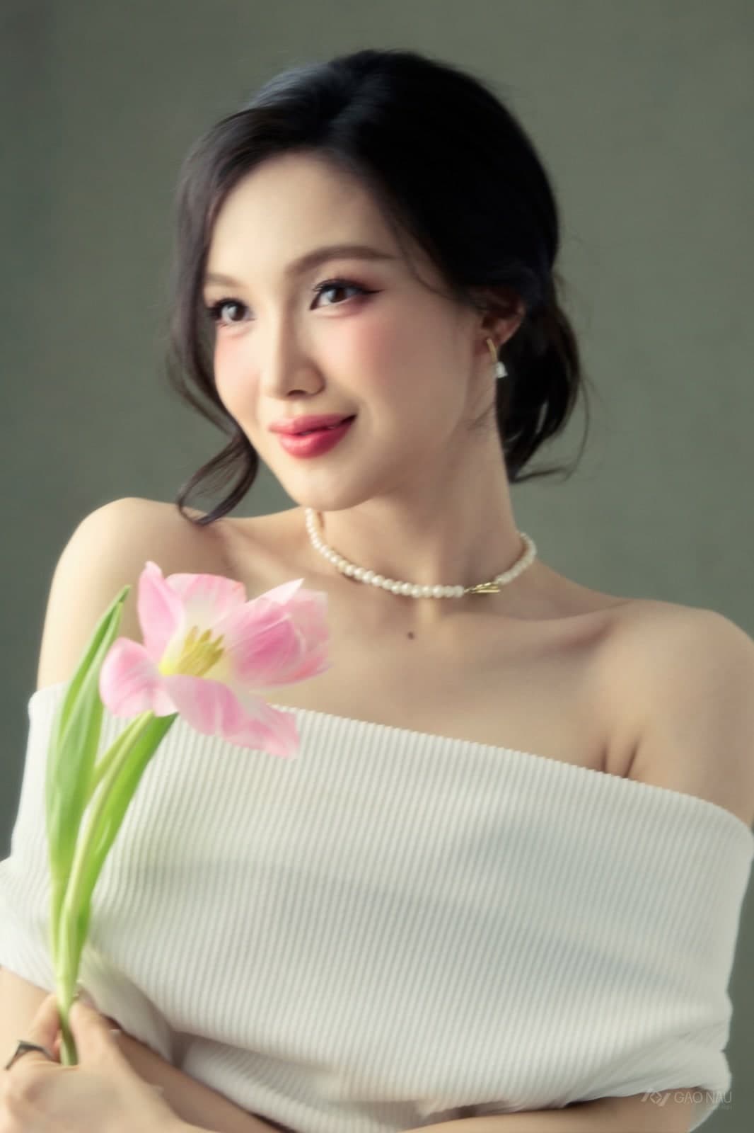 Cá nhân Tulip Rose — Chân dung (góc 2)