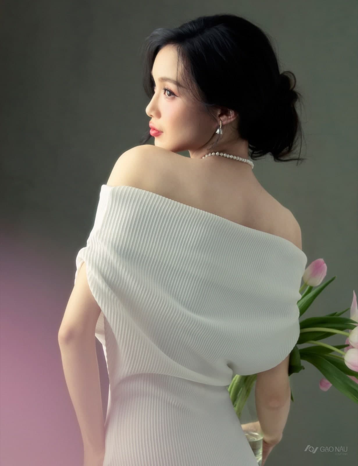 Cá nhân Tulip Rose — Chân dung (góc 25)