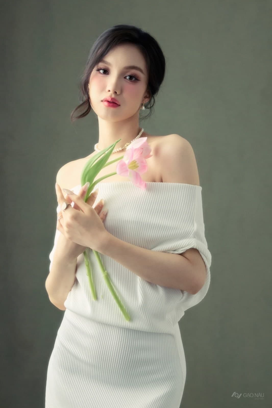 Cá nhân Tulip Rose — Chân dung (góc 28)