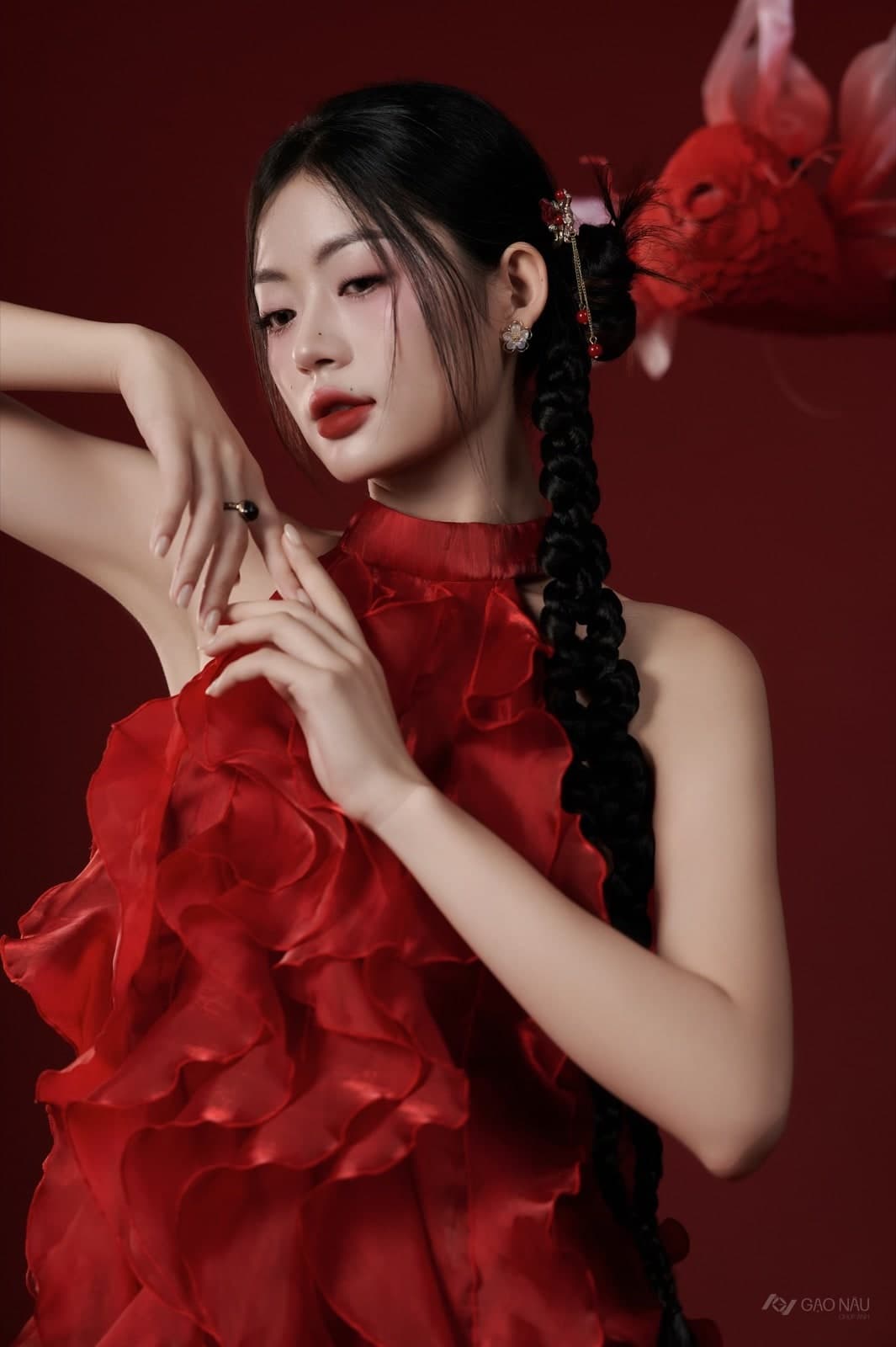 Cách chụp ảnh chân dung đẹp 2026: ánh sáng, góc máy, tạo dáng từ A–Z — khung 3