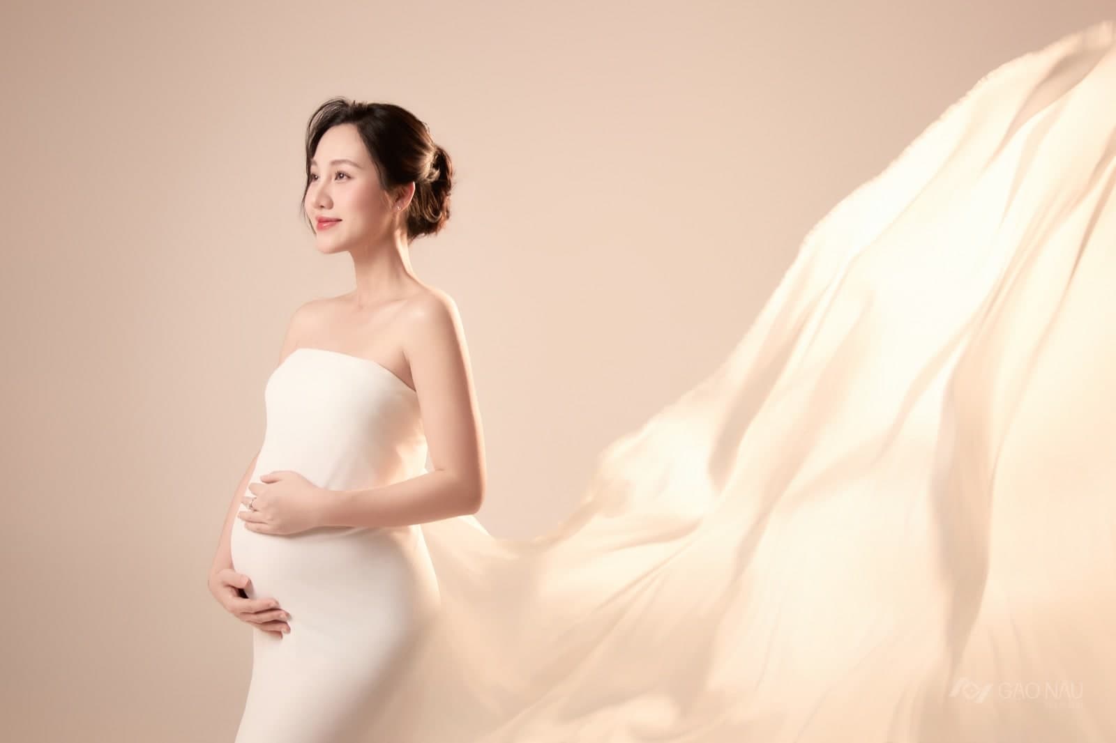 Maternity photoshoot with flowing chiffon at Gao Nau studio
