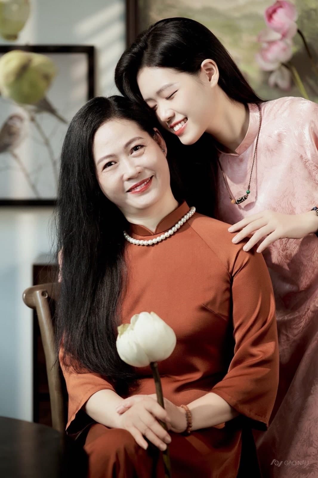 Couple áo dài sen — Gia đình