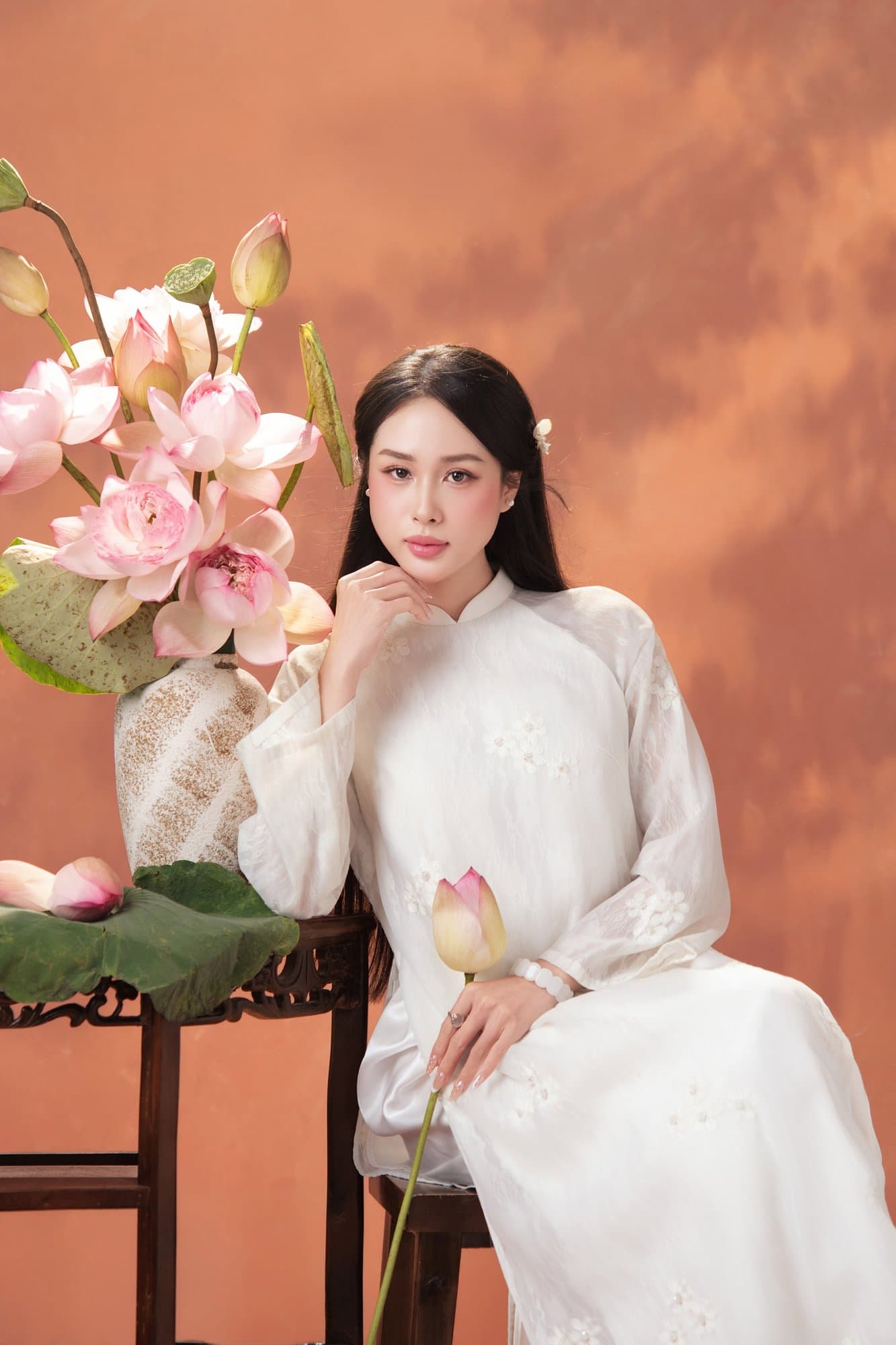 Gạo Nâu 스튜디오 연꽃 사진 콘셉트 — 흰 아오자이와 분홍 연꽃