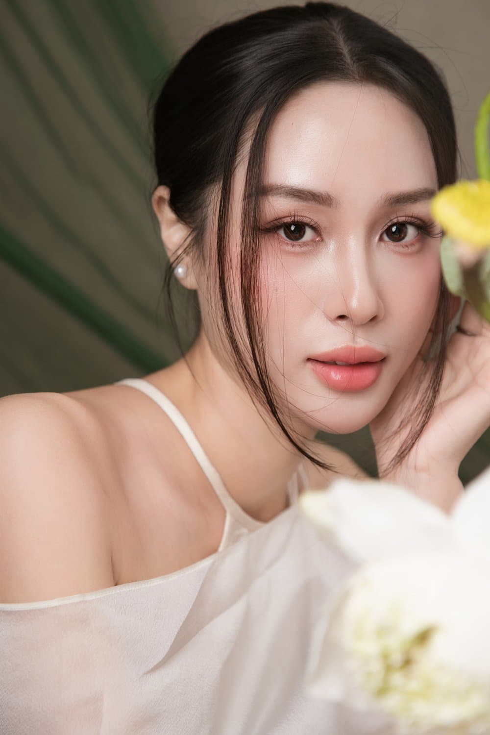 Chân dung voan trắng hở vai bên sen trắng — concept Trắng tinh khôi trong studio Gạo Nâu