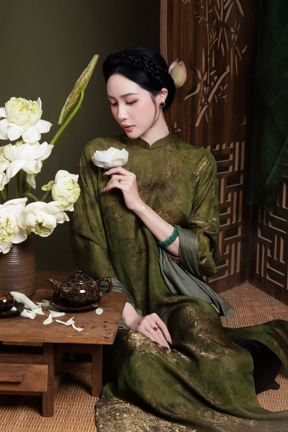 Thiếu nữ áo dài xanh rêu nâng đóa sen trắng — concept Xanh rêu cổ điển trong studio Gạo Nâu
