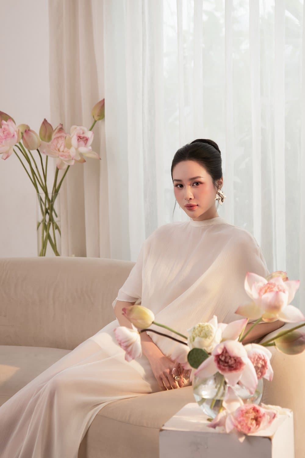 Ngồi bên bình sen hồng, voan hồng, phông sáng airy — concept sen studio Hồng nắng mai