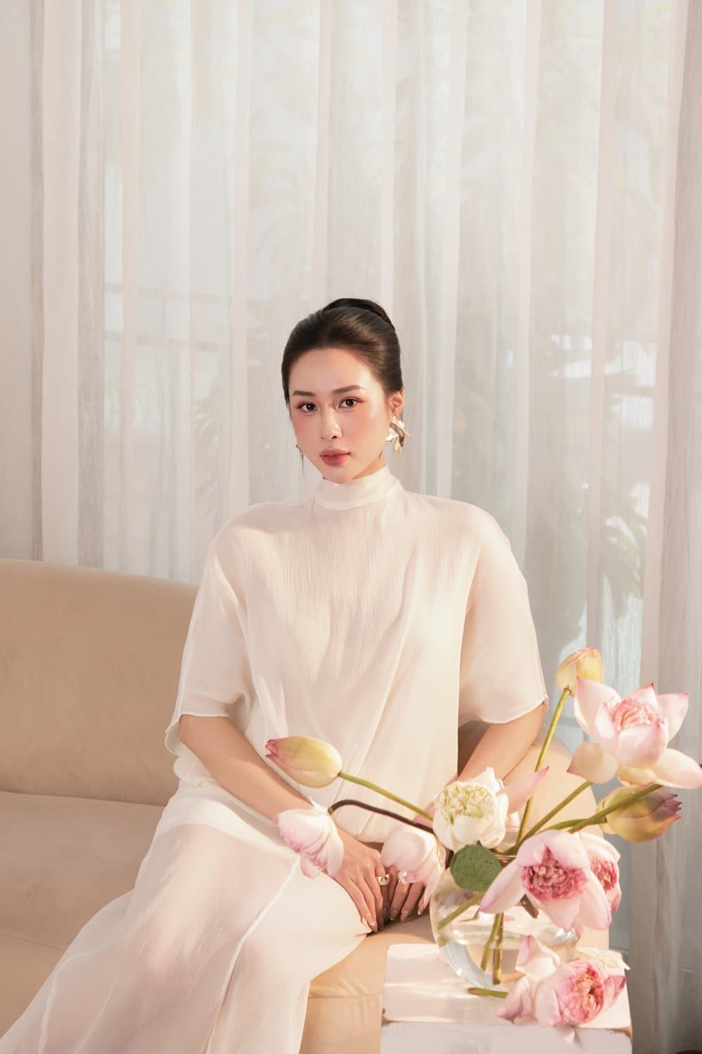 Chân dung voan hồng cầm đóa sen hồng bên rèm voan sáng — concept Hồng nắng mai Gạo Nâu