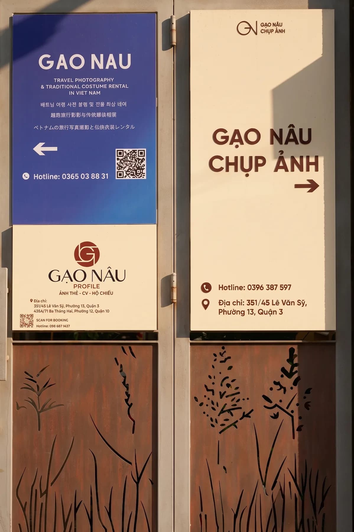 Bảng chỉ dẫn lối vào studio Gạo Nâu Sài Gòn