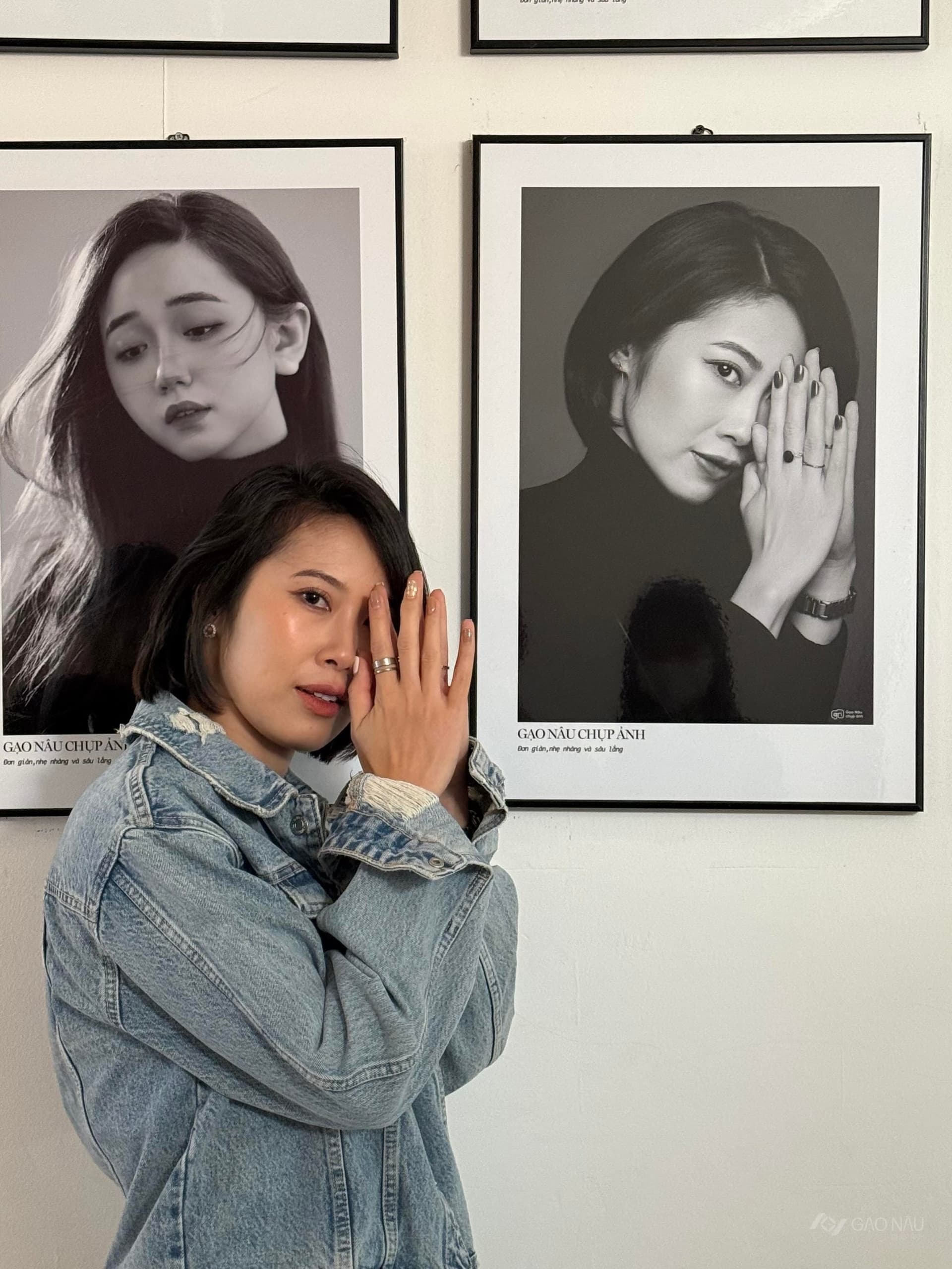 Tấm ảnh trên tường studio