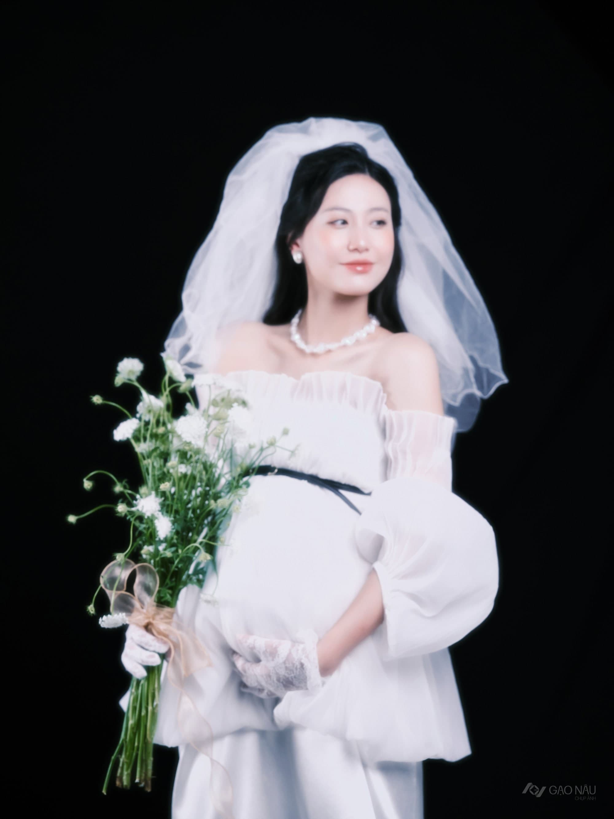 Mẹ bầu rạng rỡ phong cách cô dâu cùng hoa tươi