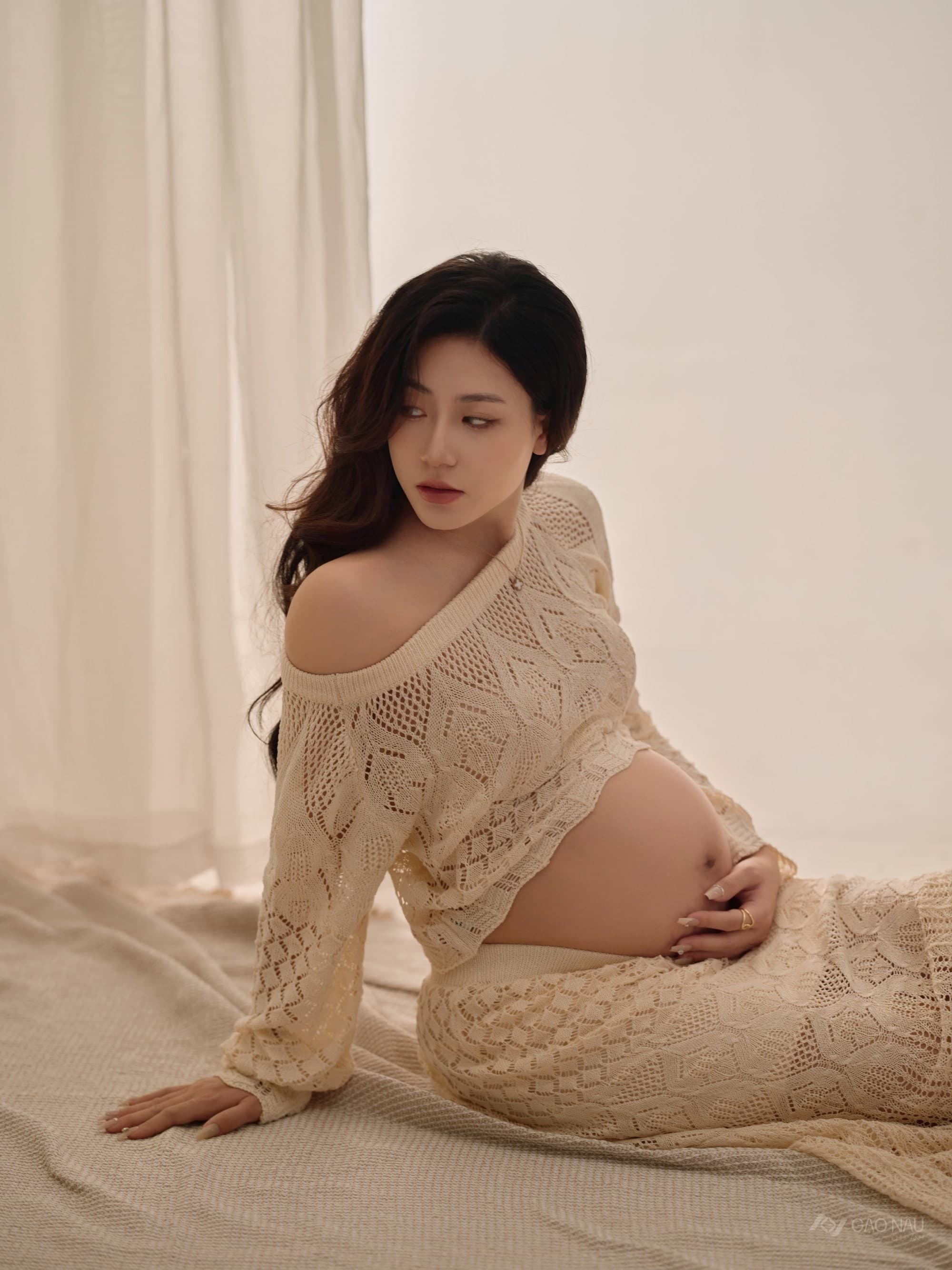 Mẹ bầu dịu dàng với áo len beige
