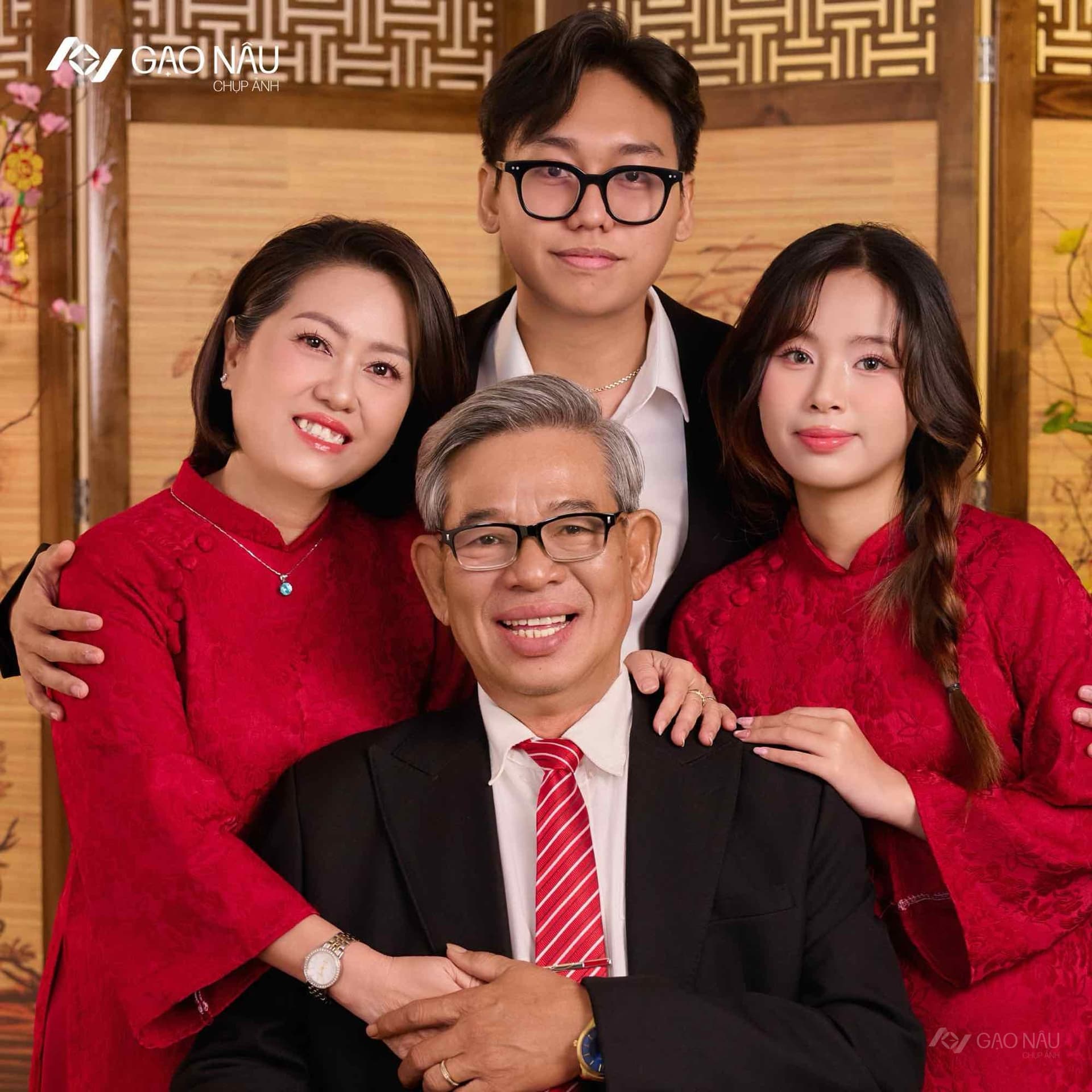 Cô lễ tân. Hôm nay là khách.