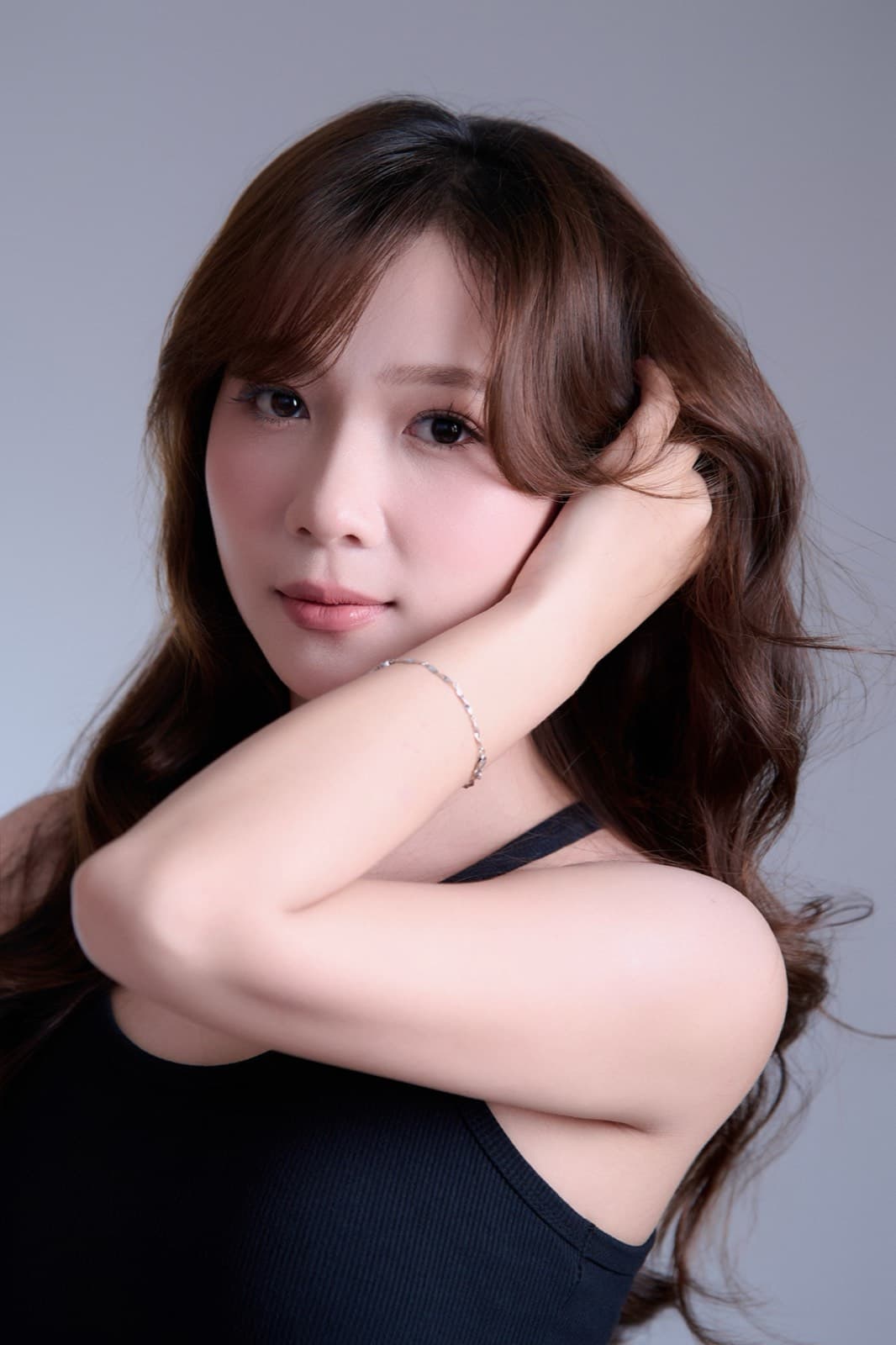 Sắc Ly trong khoảnh khắc tự nhiên, đôi mắt bình lặng và gương mặt nhẹ.
