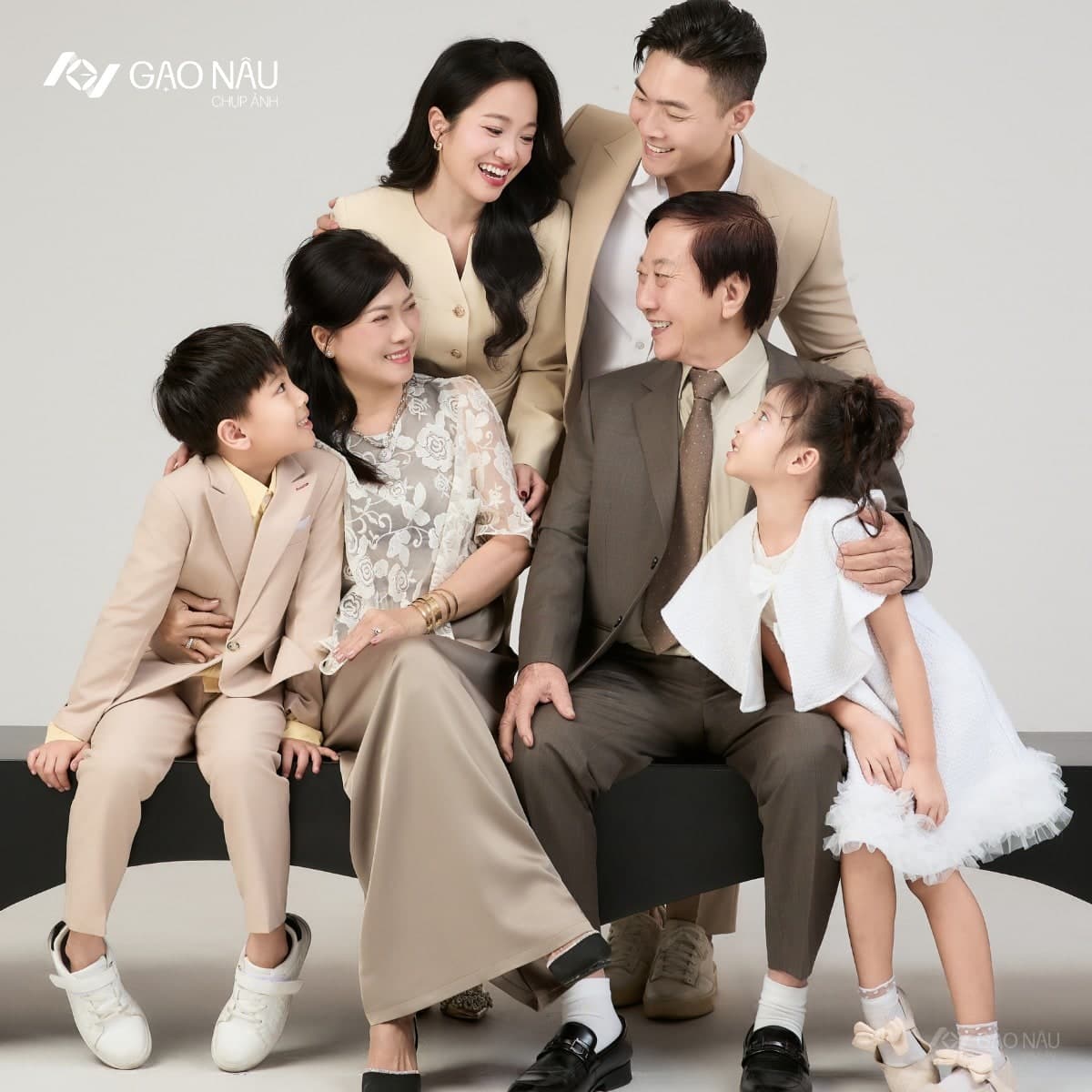 Một hôm, cả nhà ngồi cạnh nhau