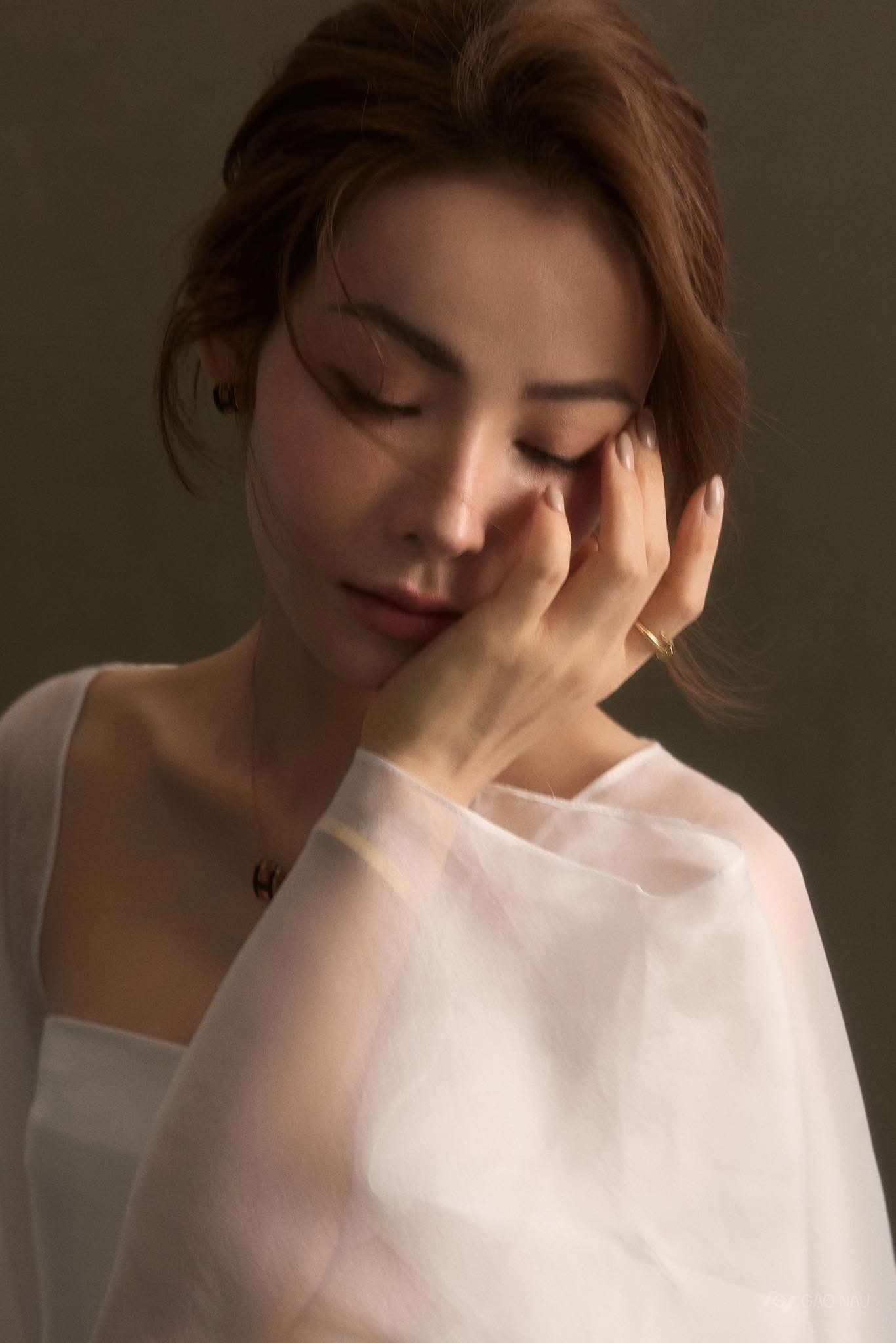 Cô cầm phong thư, cuốn album — gửi cho bản thân 10 năm sau