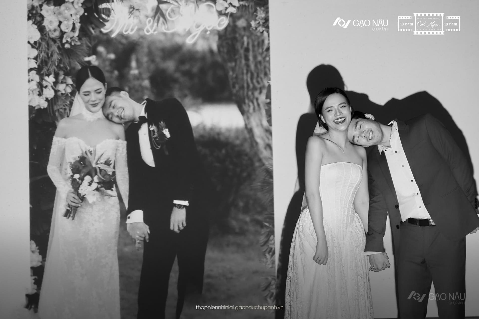 Hai khung ảnh đặt cạnh nhau — khung trái cô dâu áo dài tay cầm bó hoa, chú rể tựa đầu vào vai cô dâu trong bối cảnh đám cưới ngoài trời; khung phải cô dâu áo cocktail trắng, chú rể vẫn tựa đầu vào vai cô dâu trong studio đen trắng. Mười năm — cùng một tư thế.