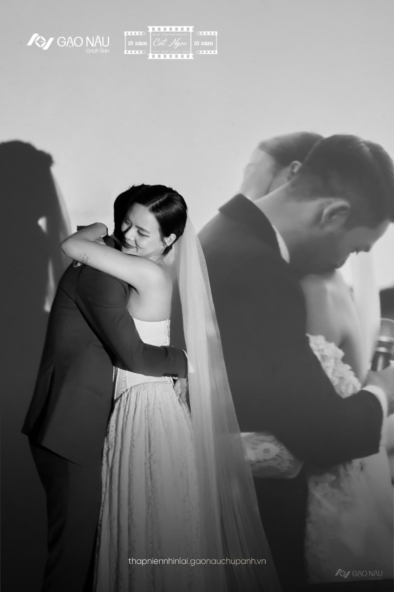 Cô dâu đứng phía sau ôm chú rể, mắt nhắm cười nhẹ. Hiệu ứng chồng layer hai bóng người — như cùng một khoảnh khắc nhìn lại từ hai góc.