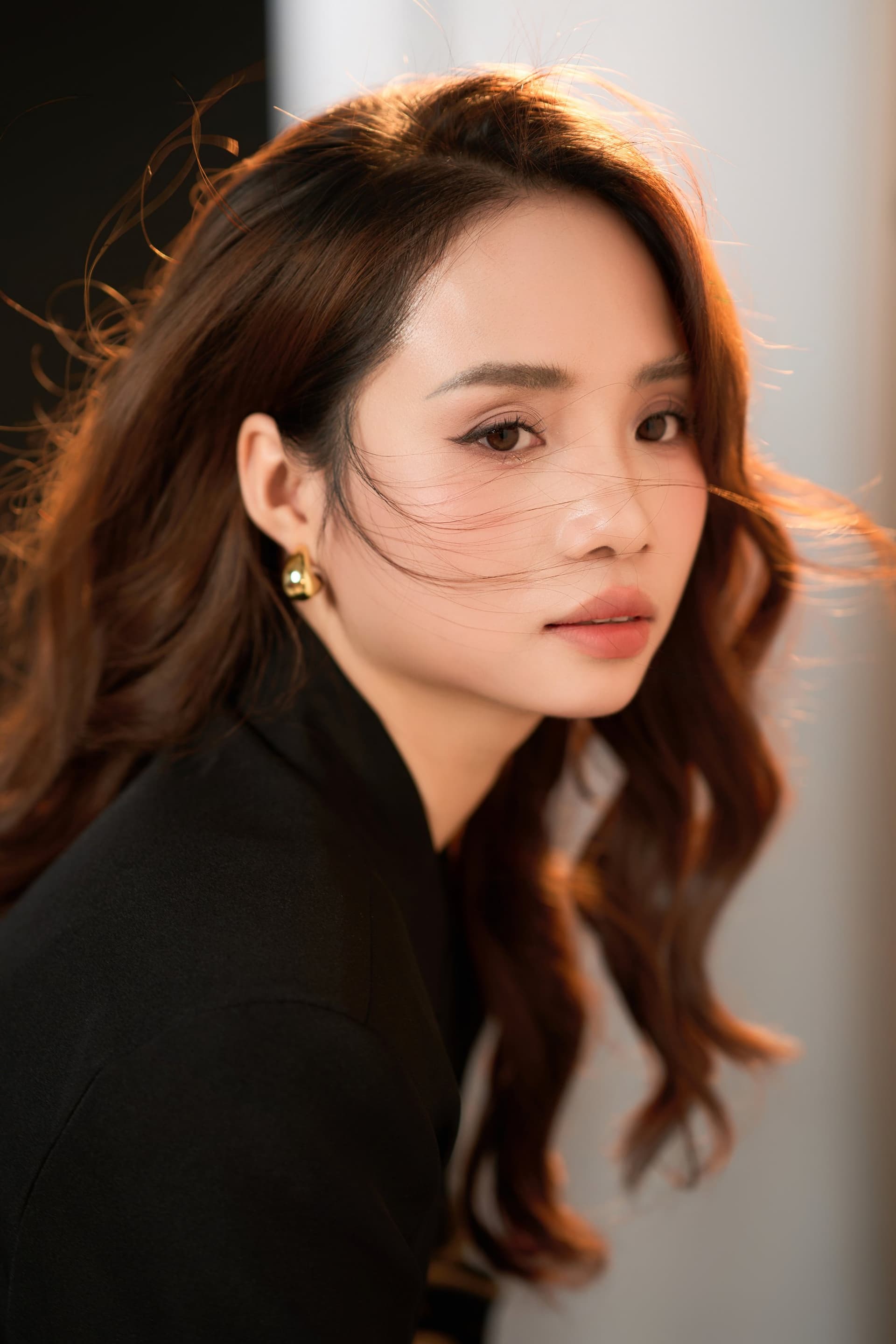 Bó loa kèn trên kệ tủ