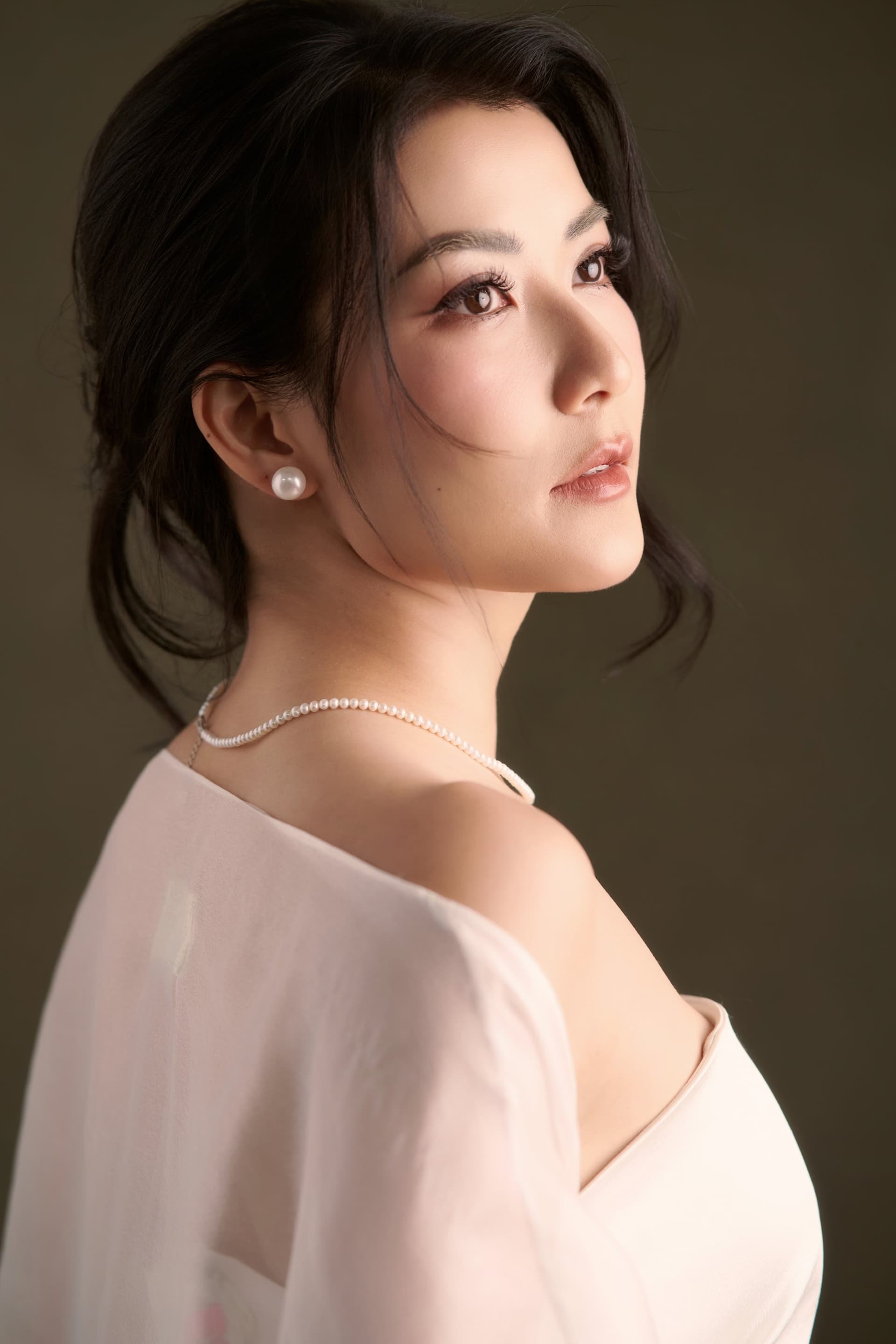 Janet trong sắc trắng, nét mặt dịu và bình yên trước chuyến đi riêng