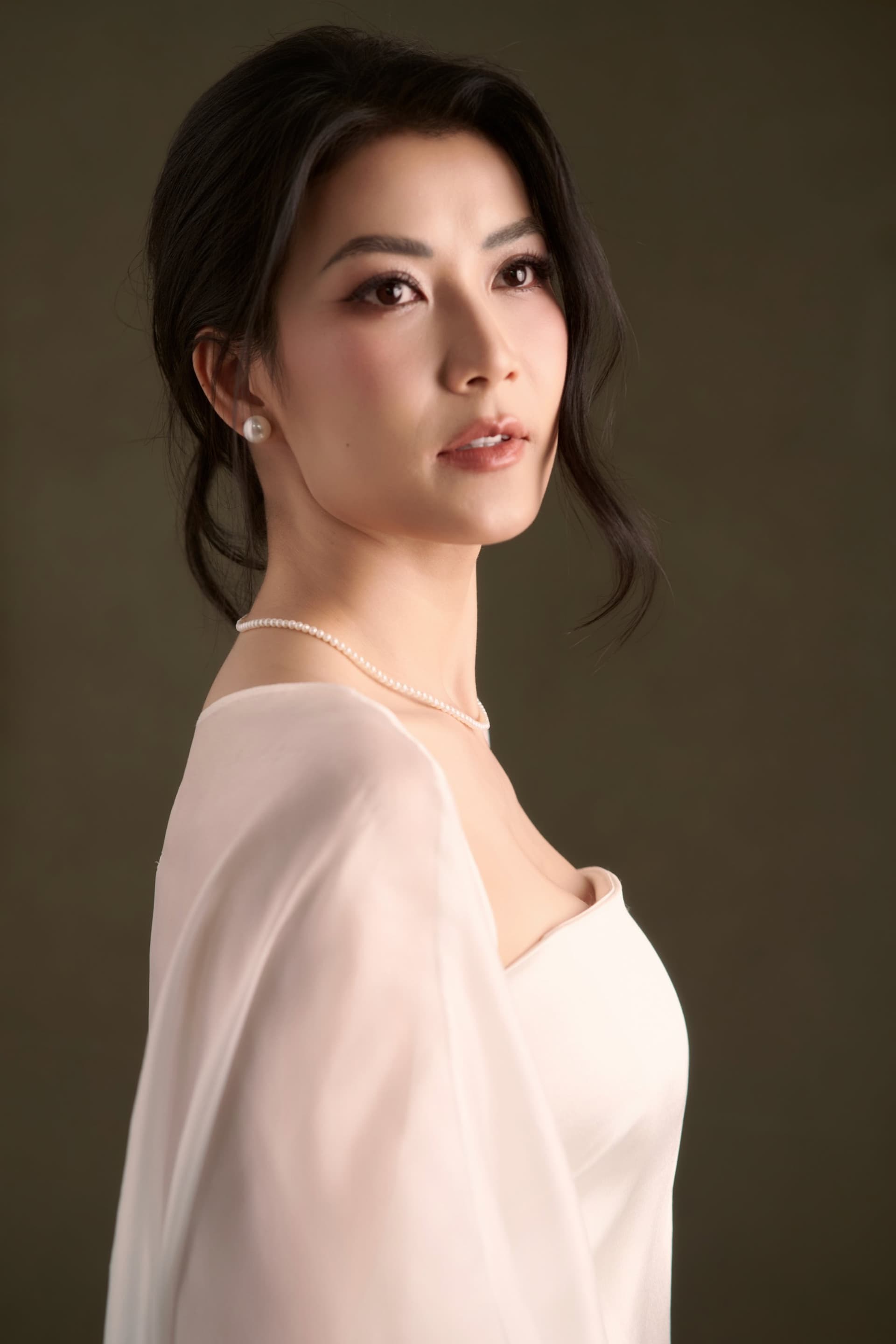 Janet ngẩng lên nhẹ nhàng, giữ lại một lần nương chiều bản thân