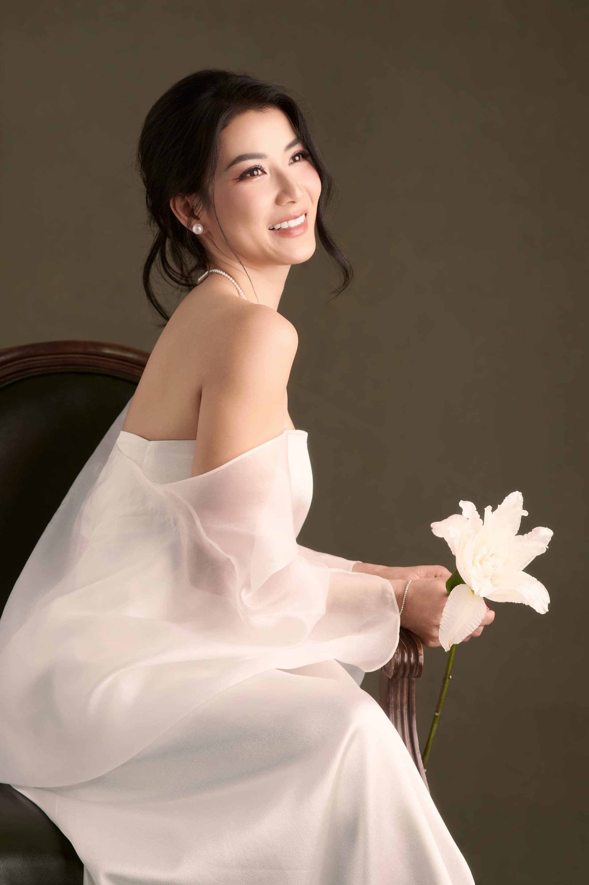 Janet bên bó hoa trắng, cảm giác đẹp sau ngày cưới ghé lại thêm một lần