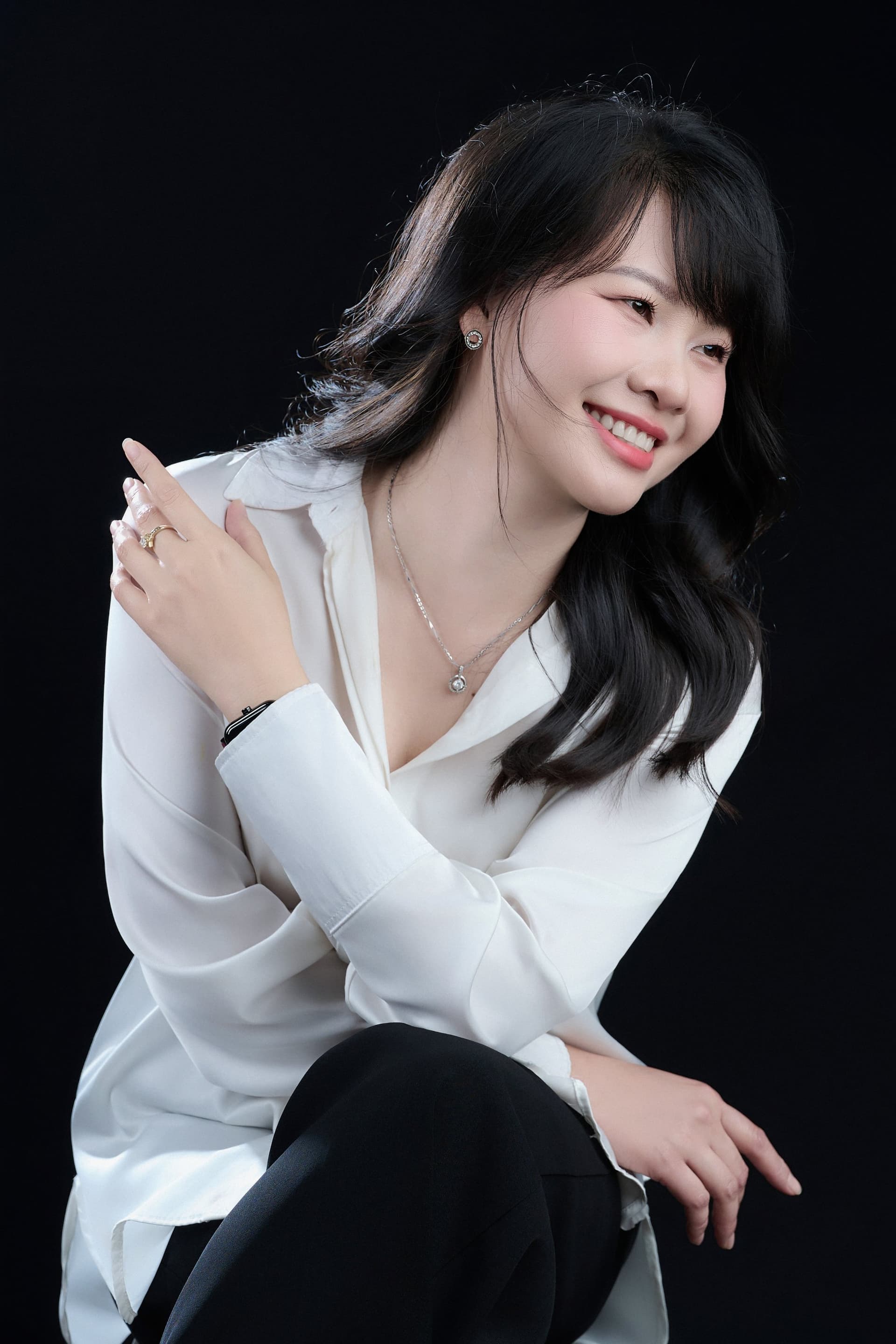 Ngọc Huyền cười nghiêng, ánh nhìn xa — khoảnh khắc một câu khen của bạn cũ làm nàng giật mình giữa cánh đồng tháng tư.