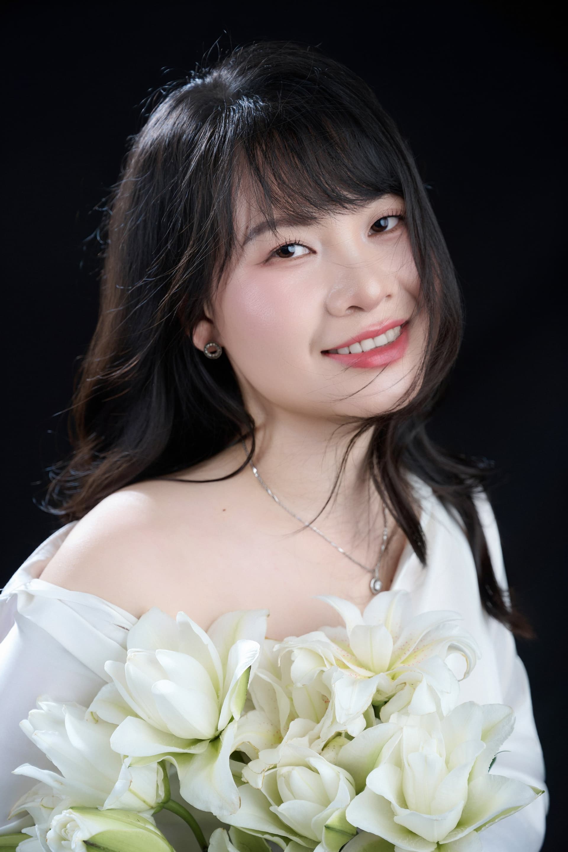 Ngọc Huyền cận mặt, tóc xõa, ánh nhìn dịu — một người con gái Bắc Ninh hai mươi sáu tuổi, đứng giữa tám năm cuộc đời mình.