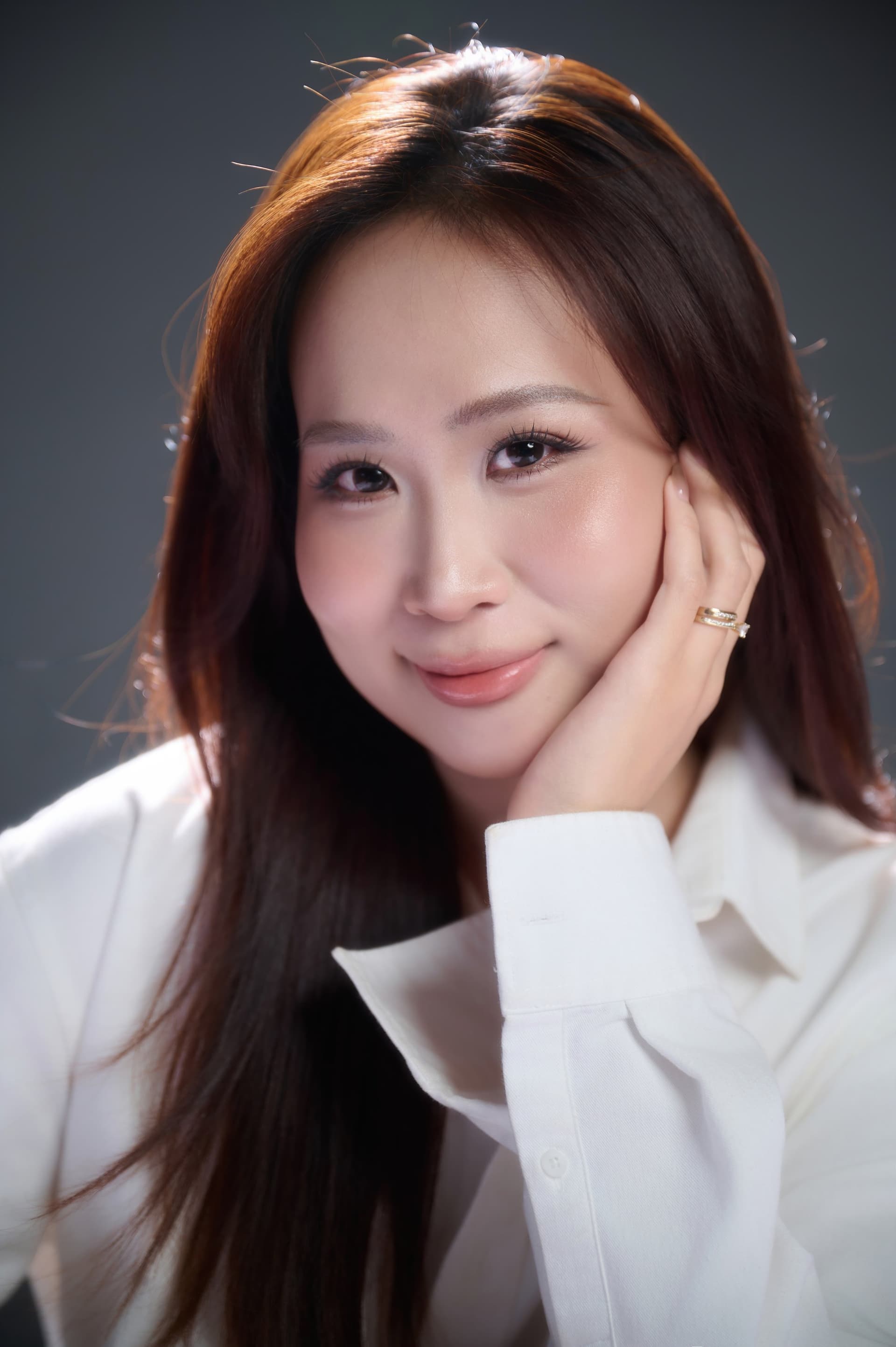 Người phụ nữ mỉm cười tươi, ánh sáng sáng trên gương mặt — phút quyết tự đứng về phía mình trước sinh nhật