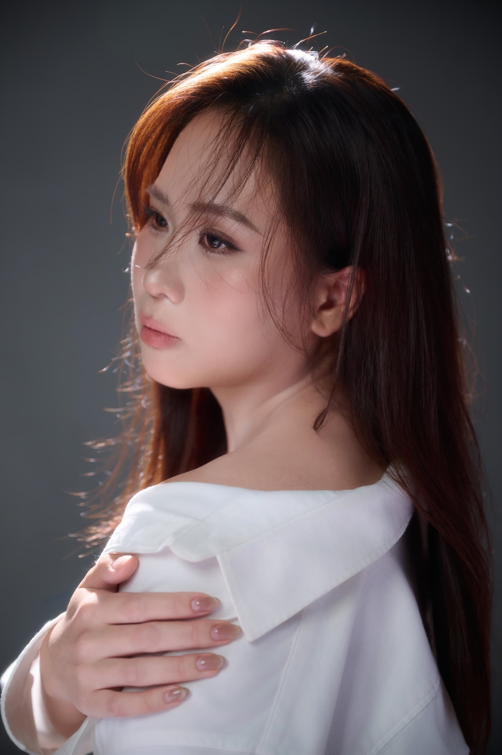 Người phụ nữ vai ngang, tóc rủ, ánh nhìn lặng — cái nhìn quen của một người được chồng giữ trong những phút giây đẹp