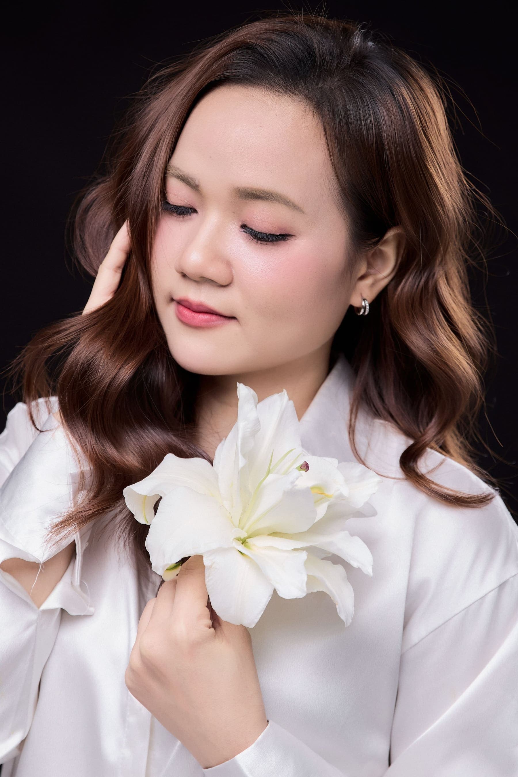 Cận gương mặt Thu Thảo, ánh nhìn xa nhẹ — khoảnh khắc một người phụ nữ chọn không khất với chính mình thêm lần nữa