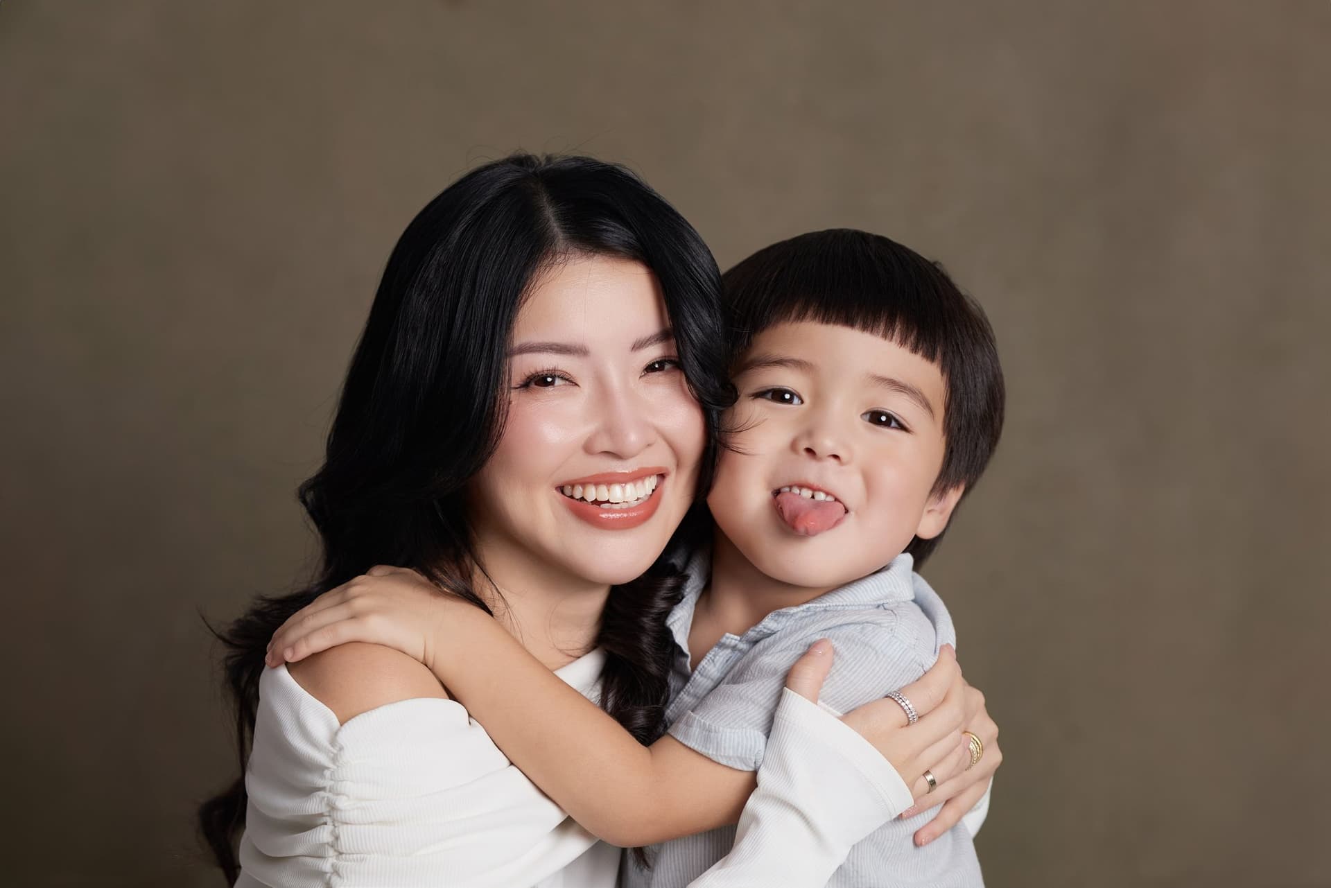 Bên cạnh một bàn tay nhỏ